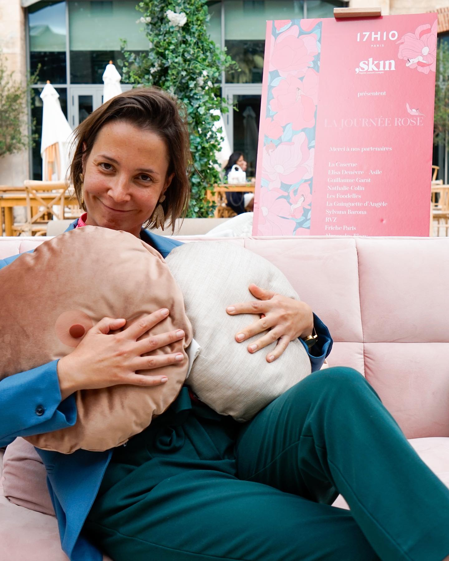 Octobre, un mois moins rose que je ne pensais.
Depuis le 27 septembre, Schop, le projet que je porte à été au ralenti, en slow motion, un chute à Vélo. Le refus de priorité d’une voiture à vélo et me voilà le genou cassé, octobre brisé. Remettre mes projets à plus tard pour conserver ce que j’ai de mieux « La vie », me réparer. Je ne sais ou cette épreuve m’emmènera, ( non….pas un coussin genou), mais au travers mon passage à l’hôpital, ma convalescence à la maison, je comprends l’importance du beau, du bon, d’objet totem, pourquoi pas un coussein dans son parcours de santé.
Merci à la famille, aux amis, aux clients bienveillants, pour votre soutien aux soignants pour votre humour, aux personnes simplement chouettes pour vos attention.
Photos lors de la collaboration @17h10.paris et @association_skin pour cette collaboration qui s’est déroulé @lacaserneparis .
Good picture Photo Honorine @hv.creative_