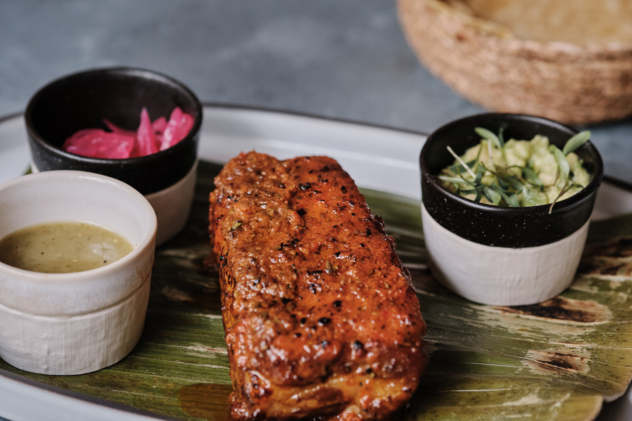 Costilla de cerdo Pibil para taquear: servida con tortillas de maiz, salsa de tomatillo
verde, guacamole y cebolla encurtid.
|
Pork “Pibil” rib with “tomatillo verde” sauce, guacamole and pickled onion. Served with tortillas to make your tacos.
|
Carrer d’Anníbal, 12. Santa Catalina. Palma.
|
MESTÍS | BajaMed Gastronomy
by @o96mallorca
#palmarestaurant #mallorcaresturant #bajamedgastronomy #mallorca #restaurant #bajamed