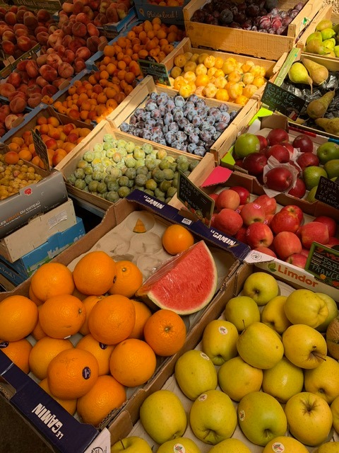 FAIRE SON MARCHE,
un incontournable des vacances !
Produits frais et locaux, artisanat, commerçants sympatiques, une ambiance conviviale, villages typiques...
et c'est souvent l'heure de l'apéritif une fois les emplettes faites !
A proximité de Castelnau d'Aude, plusieurs marchés typiques sont facilement accessibles au fil de la semaine. Nous avons plaisir à partager ces informations durant votre séjour. A bientôt !
#MarchéLocal #streetmarket#frenchfood#corbièresminervoistourisme#