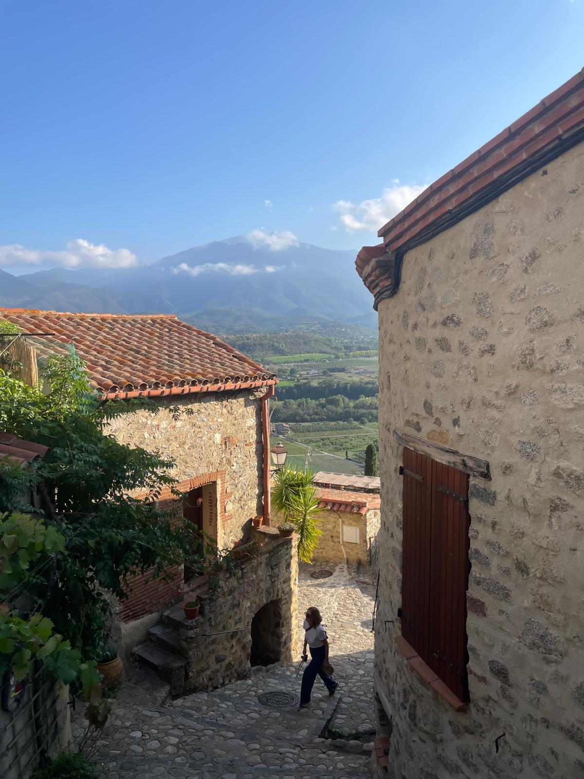LES ORGUES D'ILLE SUR TET et EUS
A 1H20 offrez vous une journée pour partir à la découverte de l'incroyable site des orgues de l'Ille-sur-Têt. Perdez vous dans les sentiers aménagés, dans un décor irréel ! C'est une visite unique et inoubliable.
A quelques km de là, rejoignez EUS, classé parmis les plus beaux villages de France. Vous tomberez amoureux de ses ruelles pavées et de sa vue sur les pyrénées et le Canigo.
#eus #illesurtêt #hellolesud #occitanie #southoffrance