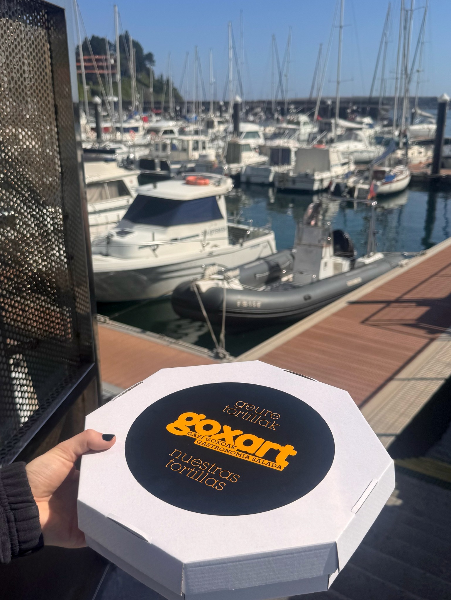 Itsaso zabalean egun osoa pasatzeko plana?
Ez ahaztu oinarrizkoa. Gure patata-tortilla ezin hobea da!
✅ Partekatua izateko
✅ Erraz eramateko
✅ Edonoiz jateko
Itsasoan ere, ondo jatea posible da. 😋