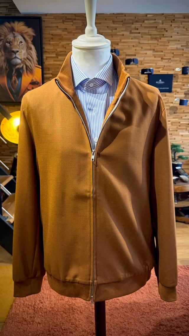 Tout d’abord Je voulais vous adresser à tous et toutes une excellente année 2026, faite de projets inspirants, de réussite et d’élégance au quotidien. 😎
Chez Moret & Co, le sur-mesure n’est jamais une pièce isolée.
C’est une construction progressive, pensée avec et pour le client.
Un exemple avec cette création faite pour Kevin, client fidèle, avec qui nous élaborons depuis plusieurs années maintenant, un vestiaire cohérent et évolutif.
Ici, deux pièces sur mesure, pensées pour dialoguer entre elles.
Une veste sport zippée camel, très sportive et raffinée : tissu noble, lignes épurées, bord-côtes au col, aux poignets et à la taille, double zip pour jouer avec les volumes. Portée seule, elle fonctionne parfaitement avec un jean, un chino, des baskets ou des souliers.
Associée à une veste en Prince-de-Galles, aux poches plaquées et boutonnières milanaises, elle révèle toute sa polyvalence. Le rappel du camel vient réchauffer le motif et créer une cohérence naturelle entre les pièces.
Depuis plus de 16 ans, nous suivons l’évolution du vestiaire masculin et de ses usages.
Notre rôle est de l’interpréter et de conseiller chaque client selon sa morphologie, ses événements et son quotidien — du sport chic au mariage, de l’affaire au gala, mais aussi pour l’accompagner dans ses tenues de week-end et de tous les jours — toujours dans l’esprit sartorial et dans l’air du temps, sans prétention...
Le sur-mesure n’est pas un produit.
C’est une création vivante, construite dans la durée.
Alors, êtes-vous prêt à créer des pièces qui vous ressemblent ?
Merci à tous et à très vite en boutique !
Geoffrey Moret
#sartorial
#surmesurehomme
#vestiairemasculin
#elegancemasculine
#cannes