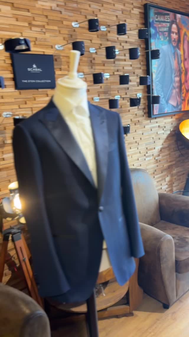 Aujourd’hui, cela fait déjà 13 ans que nous sommes présents à Cannes😳 🎉
Mais l’histoire a commencé en 2009.
À 23 ans, entre Orléans et Paris, je me déplaçais avec une valise dans les CE d’entreprises. Tout se faisait au bouche-à-oreille. Client après client.
C’est sans doute ce qui m’a le plus appris.
Parce que ce métier ne consiste pas simplement à vendre une tenue.
Le plus important, c’est l’humain 🤝
L’échange. Comprendre la personne en face et créer une pièce qui a du sens pour elle.
Depuis plus de 16 ans, nous avons évolué avec notre clientèle.
Nous avons vu les styles changer, les coupes évoluer, et différentes générations arriver avec une vraie culture sartoriale.
Aujourd’hui, notre force réside dans notre polyvalence :
adapter les coupes, les fabrications et les tissus à des profils variés.
Du business au mariage, des pièces audacieuses aux essentiels intemporels 👔
Toujours avec le même niveau d’exigence.
Nos clients savent jusqu’où nous pouvons aller dans le niveau de finition.
Nous n’en faisons pas un argument.
Nous préférons que le travail parle.
Petite nouveauté pour 2026 👌
Nos tailleurs ont développé et sourcé de nouveaux tissus.
Des matières différentes du 100 % laine traditionnel, sélectionnées pour leur légèreté, leur confort et leur tenue.
Cette nouvelle gamme nous permet d’élargir notre offre et de proposer une expérience du sur-mesure plus accessible, tout en conservant une qualité d’exécution irréprochable 💪
Cette offre est réservée à l’entourage de nos clients :
témoins, papas de mariés, jeunes adultes pour un premier entretien, ou toute personne qui souhaite vivre l’expérience du sur-mesure avec sérieux et élégance.
Le but est simple : permettre à chacun de bénéficier du même accompagnement et du même niveau d’exigence.
Je vous montre ces nouveaux tissus en vidéo 🎥
Merci à tous nos clients 🙏
À ceux qui nous suivent depuis le début.
À ceux qui nous font confiance depuis des années.
À ceux qui viennent de loin, parfois de très loin 🌍
Et à tous les nouveaux clients qui arrivent chaque saison toujours plus nombreux.
13 ans à Cannes 🎂
Plus de 16 ans d’histoire.
Et toujours la même envie 🔥
Merci à tous à à très vite !