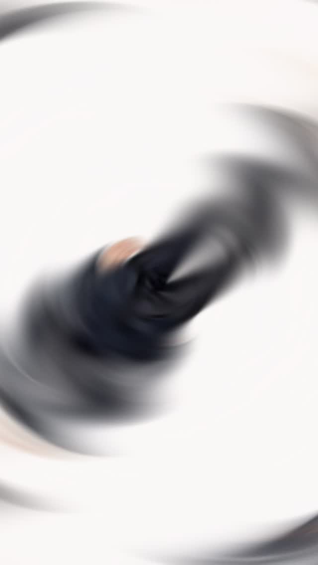 Les clients nous demandent souvent la différence entre un costume et un smoking 🤵♂️
Un smoking a ses propres codes.
À l’origine, à la fin du XIXe siècle, le smoking naît comme une veste de fumoir.
Portée dans les salons privés après le dîner, elle permettait de se changer sans abîmer sa tenue principale avec la fumée et les odeurs de cigare.
Avec le temps, cette pièce s’est imposée comme la tenue de référence du soir.
Aujourd’hui, il s’invite de plus en plus dans l’univers du mariage !
Les fondamentaux :
— veste avec col châle ou col pointe en satin
— veste droite avec un seul bouton, ou version croisée
👉 le bouton peut être recouvert de satin (comme les parements)
ou recouvert dans le tissu de la veste pour un rendu plus sobre
— pantalon avec galon satin
— chemise à plastron + stud buttons
👉 boutons amovibles qui remplacent les boutons classiques pour un rendu plus habillé
— nœud papillon à nouer
👉 légèrement imparfait, c’est justement ce qui fait son élégance
— ceinture smoking (cummerbund) ou gilet, jamais les deux
👉 les plis de la ceinture se portent vers le haut
(on raconte qu’ils servaient à y glisser des billets d’opéra…)
James Bond en est probablement l’image la plus iconique.
Une élégance simple, maîtrisée, intemporelle.
Aujourd’hui, on respecte les codes…
mais on peut aussi les faire évoluer.
👉 On travaille de plus en plus de smokings dépareillés :
vestes fortes, velours, textures, associées à un pantalon plus sobre.
Quand c’est maîtrisé,
👉 ça crée une silhouette beaucoup plus marquée,
et une élégance très contemporaine.
Chez Moret & Co,
nous vous guidons sur les règles…
pour mieux les adapter à vous 😎
👉 Tous les looks de ce post sont réalisables en boutique et bien plus encore …
Vous n’avez toujours pas de smoking sur mesure ?
N’hésitez pas à nous contacter directement par téléphone:
📞 06.19.62.21.18 ou par mail sur contact@moret-and-co.com
À très bientôt en boutique 🙌
(Uniquement sur rendez-vous )
Geoffrey
#cannesfilmfestival
#smoking
#tailoring
#surmesure
wedding