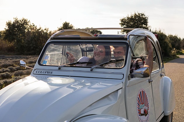 ✨CONCOURS ✨
TERMINÉ : gagnante @odi_le84 🎉
Envie d’une escapade vintage et gourmande cet été ? 🌞 Tente de remporter une balade en 2CV 🚗 sur un parcours surprise 🗺️, ponctué par un pique-nique à l’arrivée ! 🧺
Pour participer :
• Liker la publication
• Suivre nos comptes : @ladeuchefrance @hatannaeditions @sorreevents
• 1 commentaire = 1 participation
(plus tu commentes, plus tu augmentes tes chances 😉)
• option chance : partage en story en nous identifiant ! 🍀
📅 Balade à vivre en semaine, été 2025, dans la limite des disponibilités.
📍 Départ à Apt (84).
Annonce du gagnant : le dimanche 22 juin 🎁
Prêt(e) à embarquer ?
Tague ton/ta copilote de rêve et en route pour l’aventure ! 🚙💨
📷 @mgl_photographie_84
————————————
Sorre Events | Wedding Planner | Event Planner | Agence Événementielle | Organisation d’événement | Décoration | Mariage | Anniversaire | Fêtes | Partenariats
