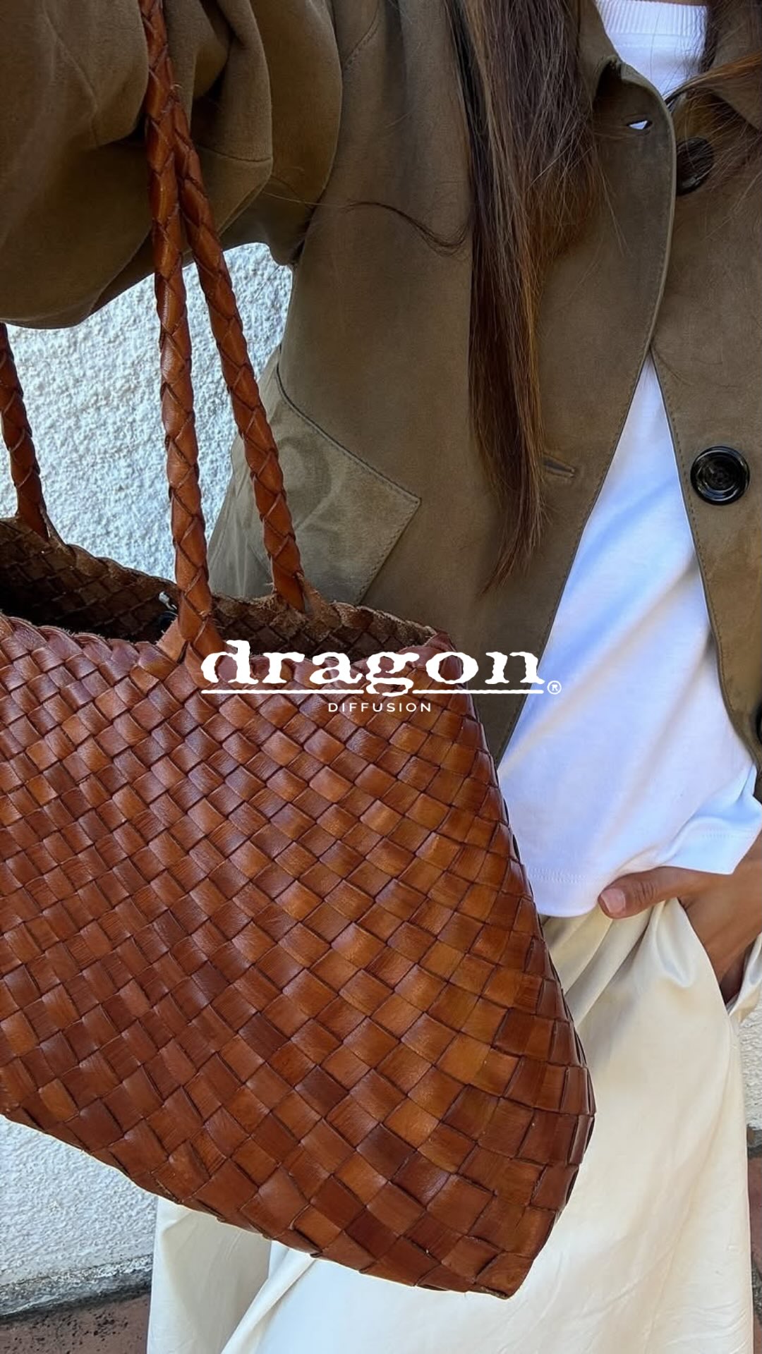Quins són els colors per als accessoris de la temporada? 🧡 Coneixeu la marca @dragon.diffusion ? 👀 Una marca que crea bolsos de cuir teixits a mà, elaborats amb respecte per la tradició.
-
¿Cuáles son los colores para los accesorios de la temporada? 🧡 ¿Conocéis la marca @dragon.diffusion ? 👀 Una marca que crea bolsos de cuero tejidos a mano, elaborados con respeto por la tradición.
Jersey: @ermannofirenze
Bolsos: @dragon.diffusion
SHOP ONLINE 👉🏼www.marfranc.com 📲
📦Envío gratuito y exprés.
📍Puigcerdà & Platja d’Aro
#marfranc #marfrancstores #moda #brands #luxurybrands #fashion #bolsos #otoño