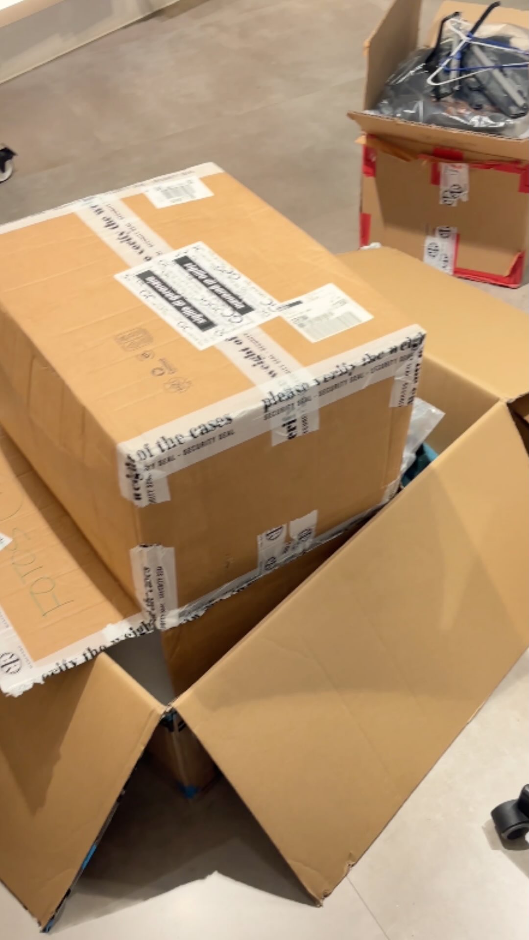 Descobrint les novetats que ens arriben!📦🤩
-
¡Descubriendo las novedades que nos llegan!📦🤩
Camisa: @mosmosh_official 
SHOP ONLINE 👉🏼www.marfranc.com 📲
📦Envío gratuito y exprés.
📍Puigcerdà & Platja d’Aro
#marfranc #marfrancstores #moda #brands #luxurybrands #fashion #unboxing #new