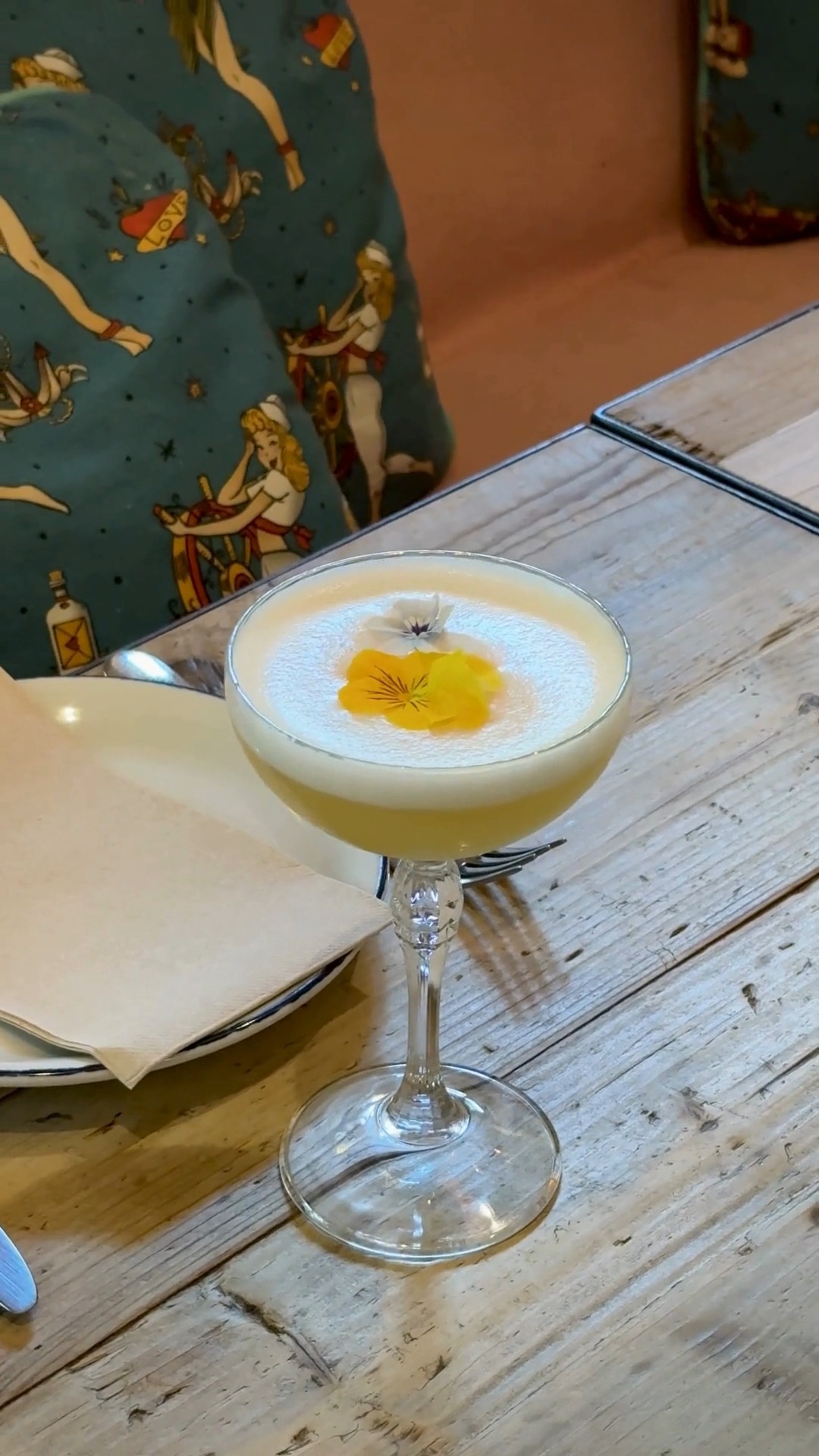 Pisco Sour. Elegancia cítrica nacida entre valles y costas.
Clásico, vibrante y atemporal —un cóctel que celebra el arte del equilibrio. 🍋
|
MESTÍS | BajaMed Gastronomy
by @o96mallorca
|
Carrer d’Anníbal, 12.
Santa Catalina. Palma.
#palmarestaurant #mallorcaresturant #bajamedgastronomy #mallorca #restaurant #bajamed