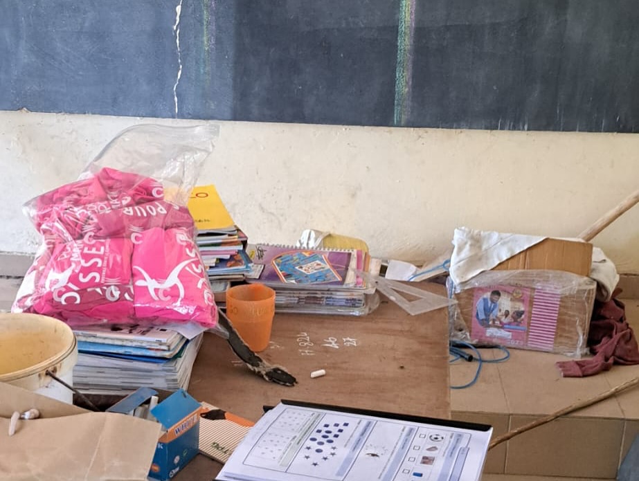 Quelques nouvelles de Nianing (partie 2) : Parmi les actions réalisées par les membres de l’association lors de leur dernier voyage au Sénégal, ils ont notamment apporté des brassières faites main à la pouponnière, donné un sac de riz à un village cerere et enfin. Enfin, ils ont apporté des denrées pour la cantine à l’école de Ngolna, ainsi que des jeux pour la maternelle et manuels scolaires pour la classe de CI, et des jeux extérieurs pour l’ensemble des élèves (ballons de foot, élastique, cordes a sauter).
#nianing #sénégal #ecole #don #association #nianingsolidaire