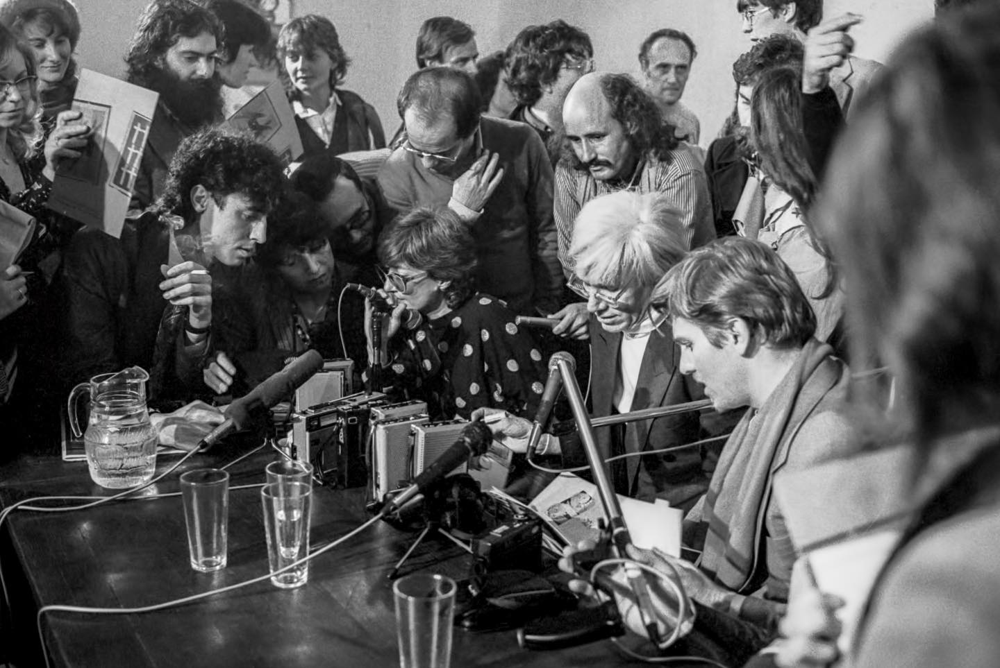🎬 DART 2025 🎬🖤
🎬 Dart, Festival Internacional de Cine y Arte de Barcelona, el único festival de cine centrado exclusivamente en las artes visuales en España, que celebra su 9ª edición del 10 al 14 de diciembre, pone la mirada en el activismo artístico, la conciencia climática, la arquitectura y los thrillers sobre el mercado del arte.
🎬 La programación de Dart 2025 incluye 33 documentales –de los cuales 24 son estrenos–, y diversas actividades paralelas, educativas y de divulgación, en el marco de Dart Lab.
🎬 Con la mirada puesta en el poder transformador del arte, así como en la importancia del patrimonio para preservar y transmitir la memoria cultural, Dart 2025 lleva a grandes protagonistas de la creación contemporánea a la gran pantalla del cine. Encabezan el cartel de este año las películas internacionales sobre Art Spiegelmann, Simone de Beauvoir, Marcel Duchamp y Peter Hujar y el colectivo chicano ASCO; acompañadas por producciones nacionales sobre Caravaggio, Enric Miralles, Oscar Tusquets y la llegada a España de Andy Warhol por iniciativa del galerista Fernando Vijande, entre otros.
🎬 En la sede online del festival en CaixaForum+, del 18 de diciembre de 2025 al 18 de enero de 2026, se podrán ver algunos de los títulos de la programación de este año –se anunciaran después del festival– y tres documentales en exclusiva online de Bêka y Lemoine: “Koolhaas Houselife”, “Tokyo Ride”, y “Barbicania”.
@dartfestival @moobycinemas @macba_barcelona @bienalclimatica @llibrerialaie @enrichettacardinale
#work #cine #arte
NosVemosEnElCine #DART2026