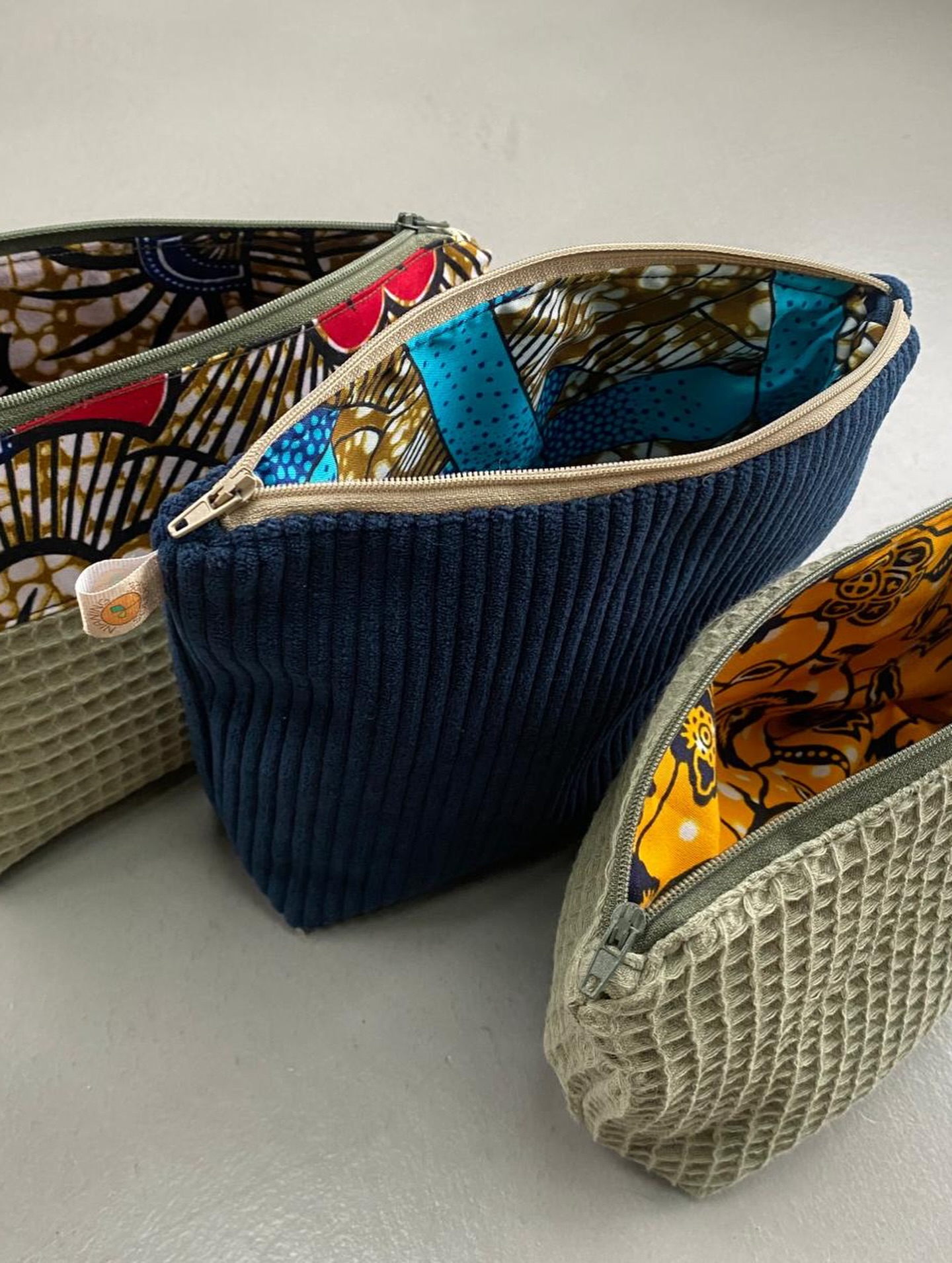 🎄 Marché de Noël d’Elven : un grand merci !
L’association Nianing Solidaire remercie chaleureusement toutes les personnes qui sont passées nous rencontrer sur notre stand lors du Marché de Noël d’Elven.
Un immense merci également à nos talentueuses couturières pour leur travail de grande qualité. Grâce à elles, nous pouvons continuer à proposer des créations uniques au profit de nos actions solidaires.
Il reste quelques créations si vous nous avez manqué lors de ce beau week-end ! N’hésitez pas à nous contacter !
👏 Merci à toutes et à tous pour votre soutien et votre générosité ! ☀️