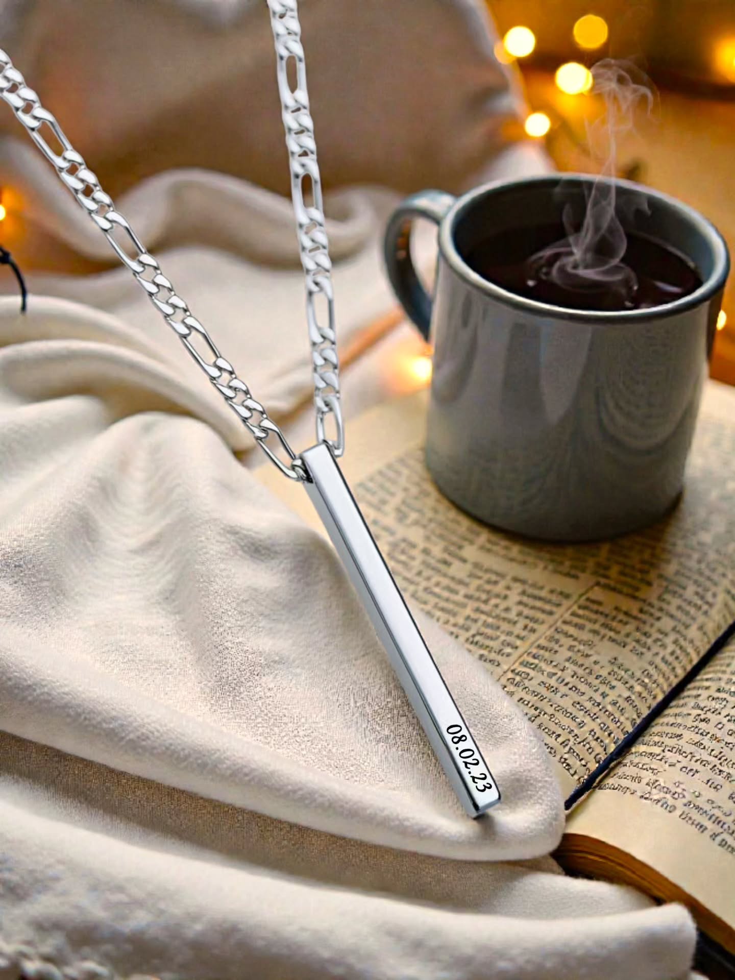 Erkek stilinin en güçlü dokunuşlarından biri: Çizgi formunda modern bar kolye.🎁 • Dört yüzü istediğiniz tarih ,saat,isim,kelime,sembol ile kişiselleştirilebilir.• Şık ve modern• Her stile uyumlu• Kalıcı hatıra niteliğinde💖Onun için seç, ona özel kıl.Bir erkeğin en sevdiği aksesuar, arkasında bir anlam taşıyandır.✨#erkekaksesuarları #erkekkolye #barkolye #kubikkolye #figarozincir #erkekzincir #otcrafts