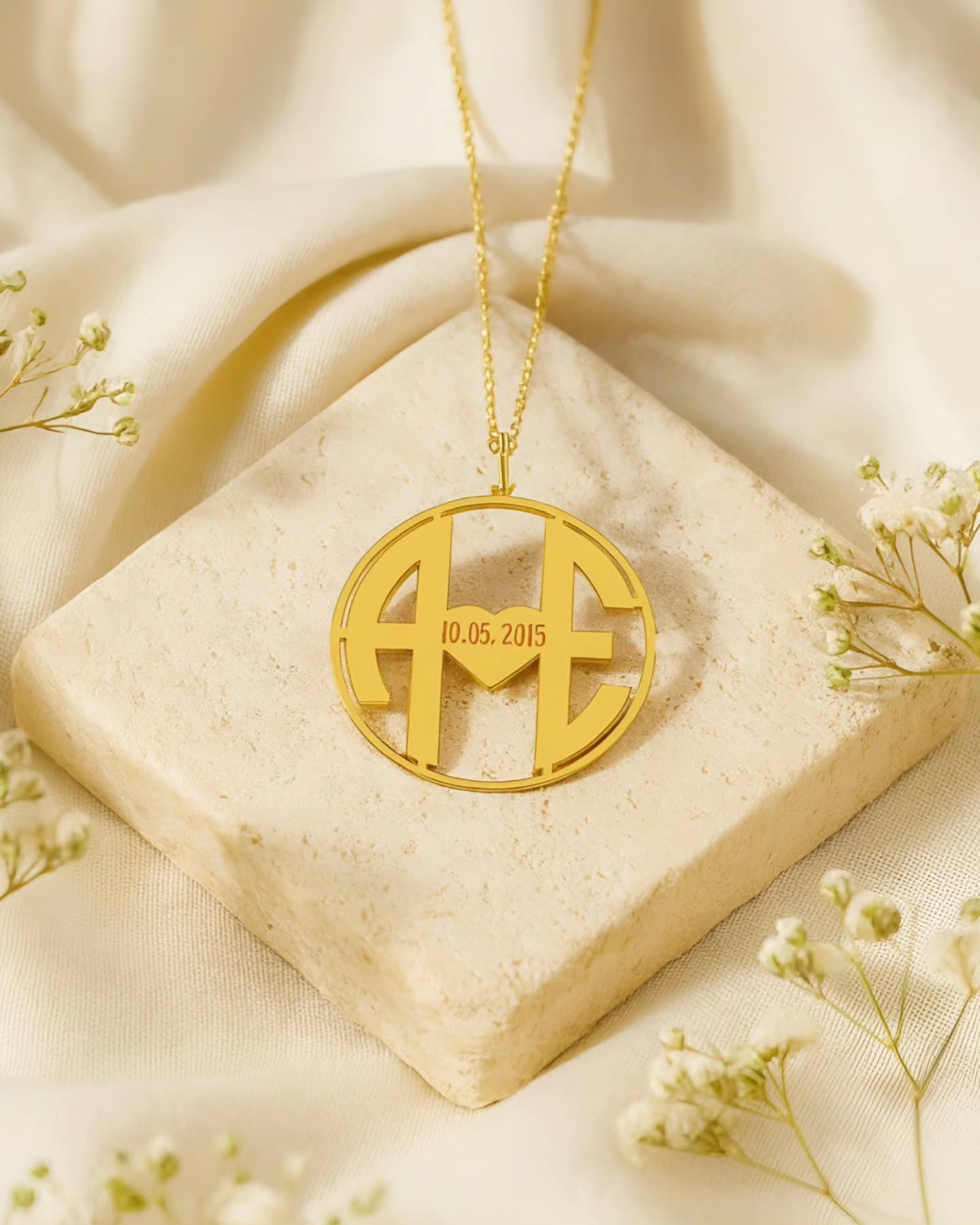 En özel tarihinizi kalbinizin tam ortasina işledik ve baş harflerinizi tek bir çemberde birleştirdik.💖🍀🌹Monogram harflerin kullanıldığı bu zarif kolye, bir tarihin, bir sevginin ve iki kalbin aynı ritimde attığının en zarif kanıtıdır.
