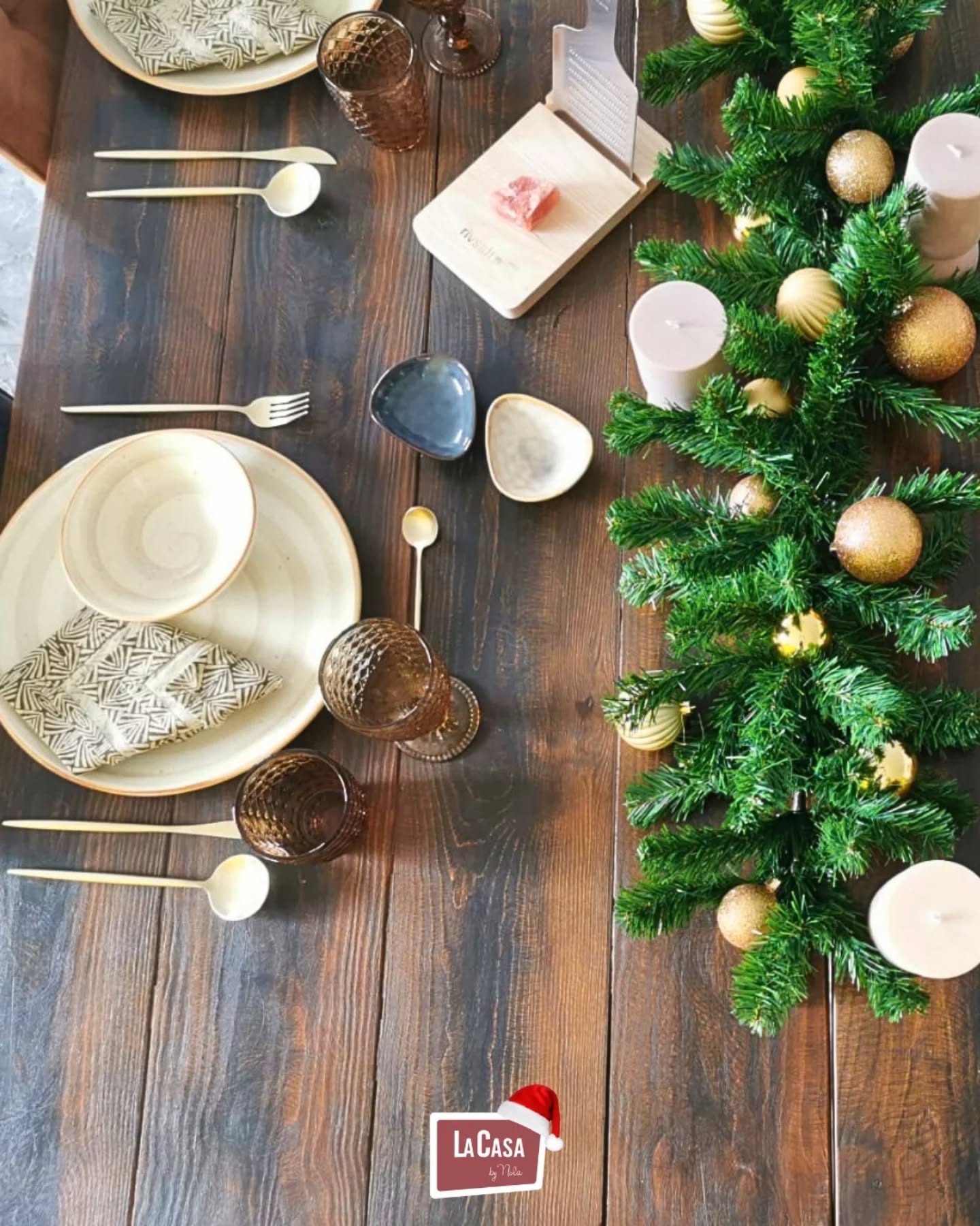 ¡La magia de la Navidad empieza en la mesa! 🌟✨
Vasos, copas, platos, cubiertos, servilletas y velas para vestir tus comidas y celebraciones estas fiestas 🎄✨
Disponible en lacasabynola.com
--
The magic of Christmas begins at the table! 🌟✨
Glasses, plates, cutlery, napkins and candles to dress your meals and celebrations this festive season 🎄✨
Available at lacasabynola.com
-
-
-
#lacasabynola #christmas #tableware #tablesetting #home #tabledecor