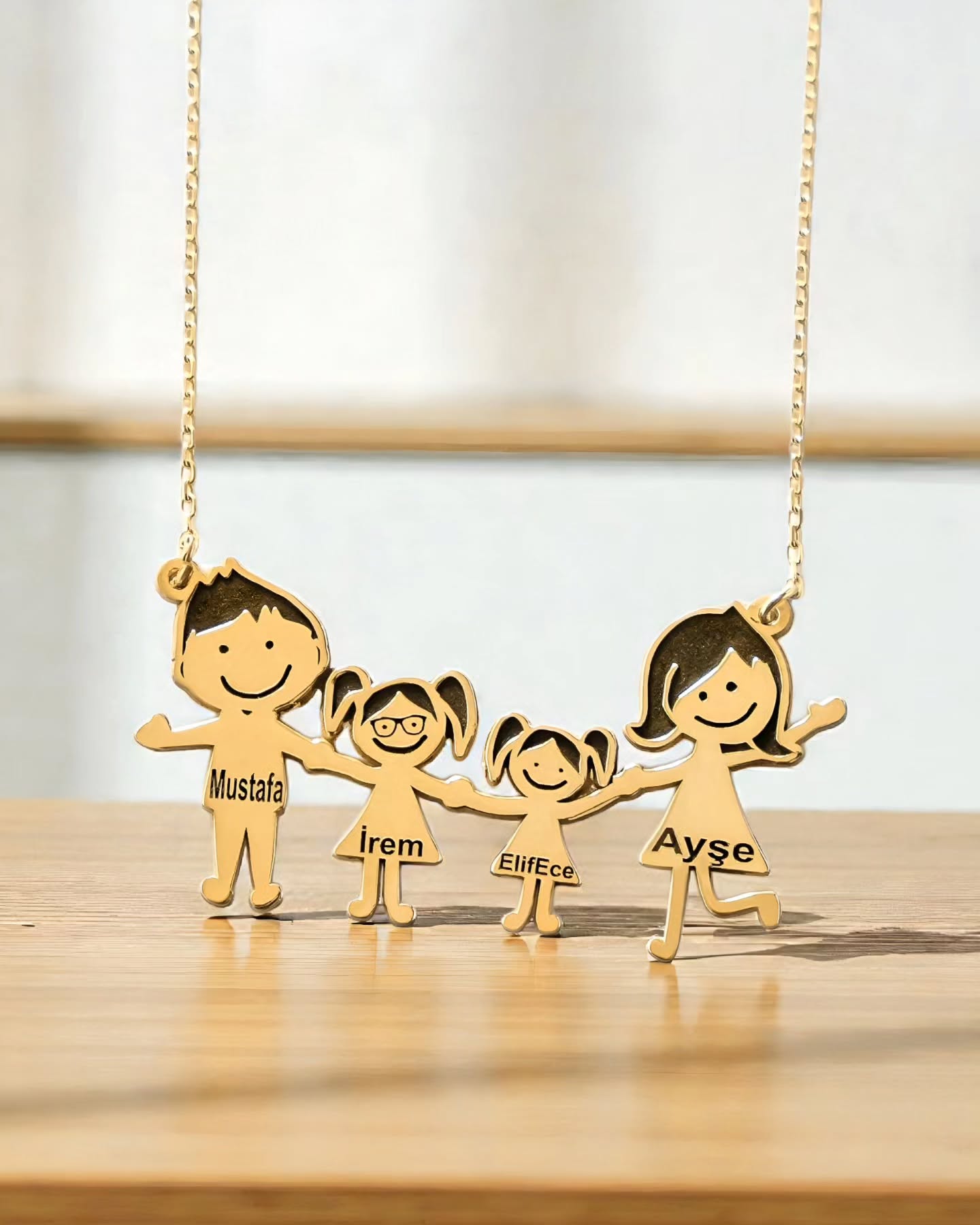 Bir annenin duası,Bir babanın emeği,Çocukların gülüşü 💛Her figür bir hayat,Her isim bir mucize…Ailenizi anlatan en zarif takı 💫#otcrafts #ailekolyesi #annehediyesi #çocukkolye