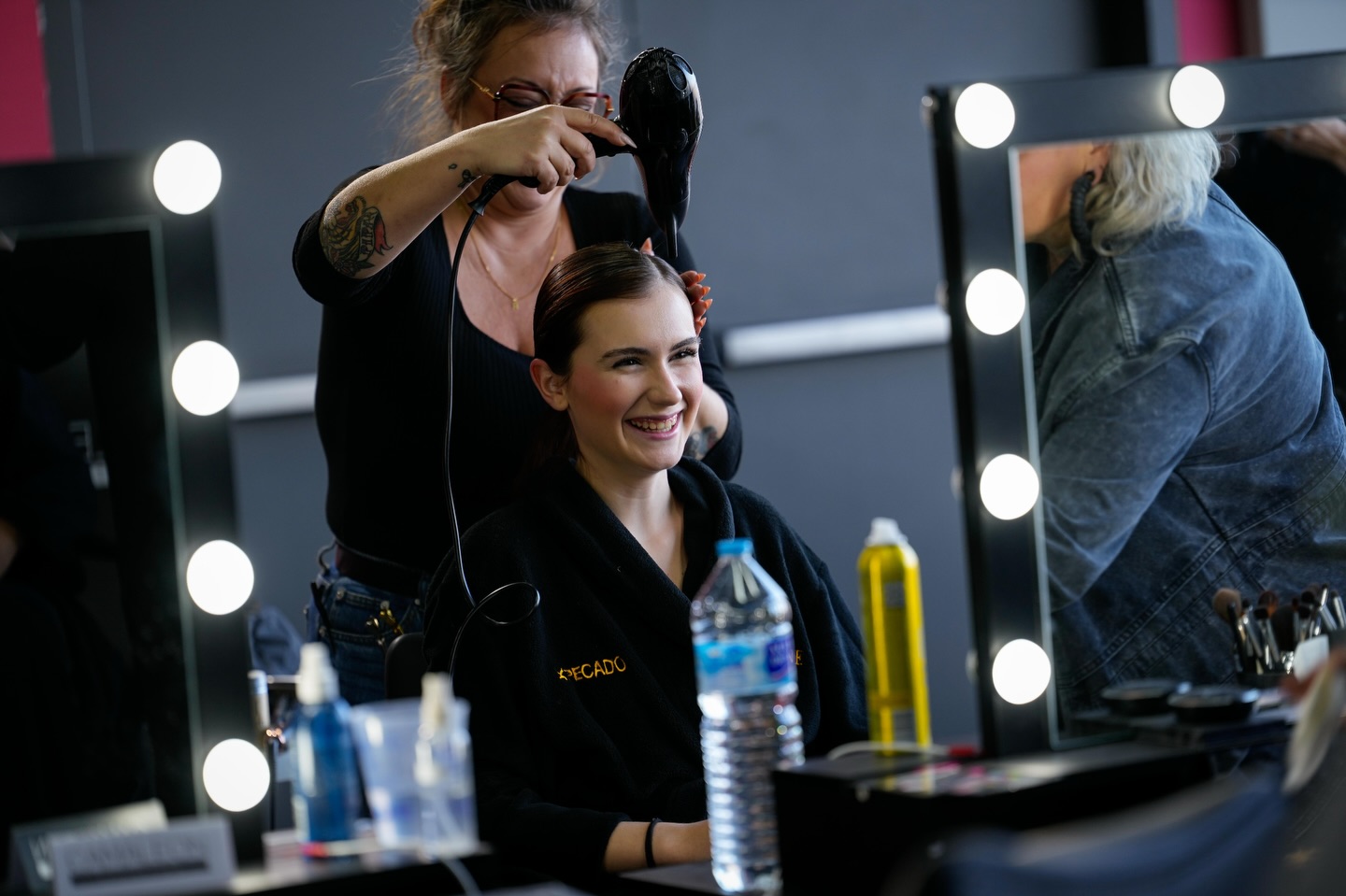 ✨ Entre nervios y carcajadas, el verdadero desfile empieza detrás ✨En el backstage comparti....