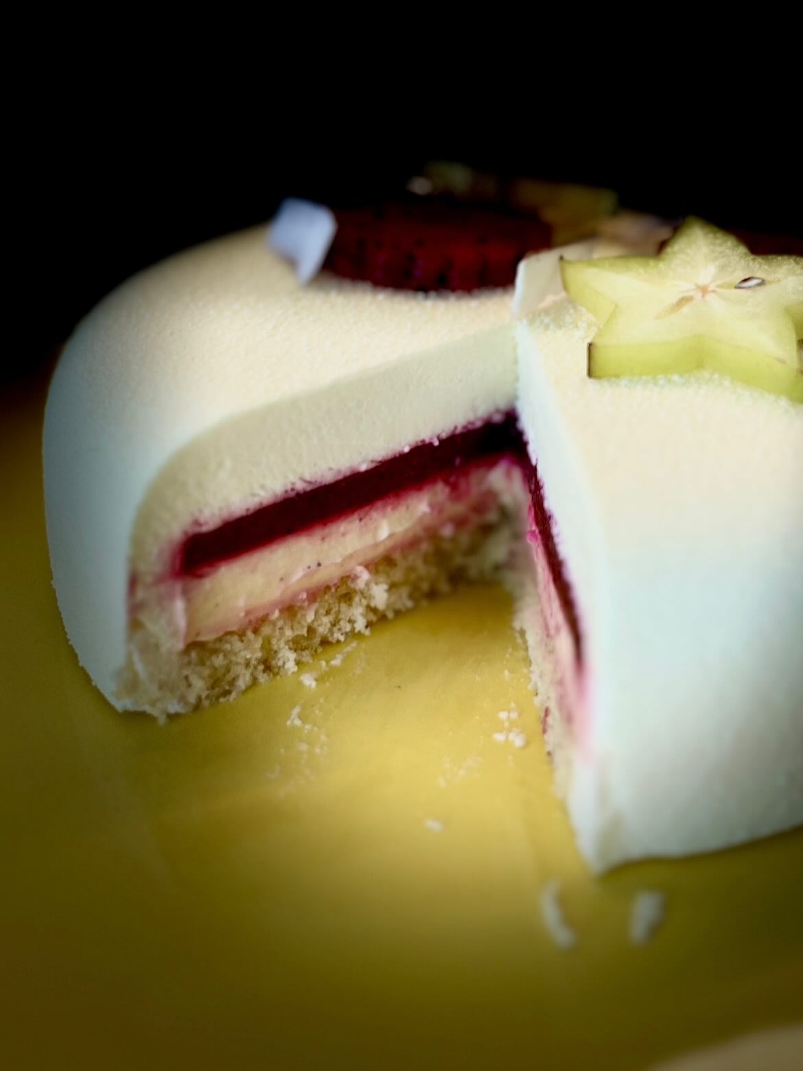 đ Voyage en Asie â escale gourmande âïž
Nouveau challenge pour la super Team @prendstadosedesucre âš
Le thÚme de ce dimanche : « Voyage en Asie ».
Un thĂšme qui mâa fait cogiter⊠dâautant plus que jâavais un challenge dans le challenge đ
Mon ami @horusindien mâavait imposĂ© une contrainte de taille :
đ utiliser du pitaya, aka le fruit du dragon đ
AprĂšs quelques rĂ©flexions, pas mal de tests (et un soupçon dâacharnement đ),
voici le résultat :
đ un entremets dĂ©licat, frais, tout en Ă©quilibre,
qui a fait lâunanimitĂ© Ă la dĂ©gustation.
Verdict du jury maison ?
đ âGarde la recette secrĂšteâŠâ
đ ââŠet surtout, mets ce dessert Ă la carte.â
Message reçu đ
âž»
đ° Composition du dessert
â«ïž SablĂ© reconstituĂ© coco
â«ïž Biscuit moelleux coco
â«ïž CrĂ©meux citron vert & yuzu
â«ïž Confit de pitaya rouge aux zestes de citron vert
â«ïž Mousse coco infusĂ©e Ă la citronnelle
âž»
Reste maintenant Ă dĂ©couvrir comment les autres membres de lâĂ©quipage
nous ont fait voyager Ă leur tour⊠đâš
âĄïž Direction les crĂ©ations de la Team @prendstadosedesucre !
@algona78
@atouts_gourmands
@bouts.de.choux
@cestmongateauprefere
@gwourmandises
@lapaillotesucree
@mesevasionsculinaires
@moelleusementbon
@ogniricciounpasticcio
#asie #entremet #pĂątisserie #faitmaison #patisserieartisanale