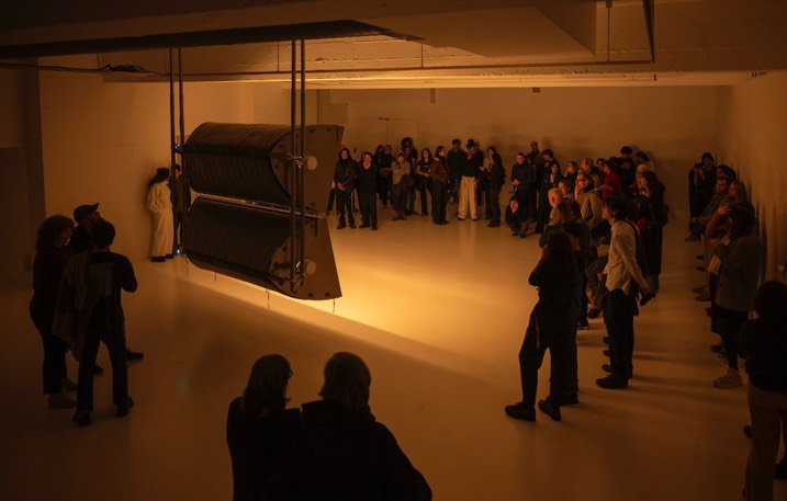 NOVA EXPOSICIÓ A L’ESPAI 13 DE LA MIRÓ 🔥
🔥🪰 La Fundació Joan Miró presenta “de les 18.12 a les 17.48”, el nou cicle d’exposicions de l’Espai 13 per al 2026: una exploració sobre energia, infraestructures i espacialitat
🔥🪰 Comissariat per Alejandro Alonso Díaz, el programa tracta sobre les dimensions immaterials de l’energia, els seus cicles i el seu impacte en els espais i les infraestructures que habitem.
🔥🪰 Huaqian Zhang, una de les artistes barcelonines més rellevants de la seva generació, inaugura el cicle amb l’escultura lumínica i sonora “ARNA (polilla)”, que es podrà veure a l’Espai 13 fins al 6 d’abril.
🔥🪰 el cicle també inclourà les exposicions de nova producció dels artistes Michael Kleine, Ghislaine Leung i Victor Ruiz Colomer, així com una intervenció al vestíbul de la Fundació, a càrrec de l’artista i editora de Divided Camilla Wills.
@fundaciomiro @alexaldiaz @huaqi__ @michaelkleinemichaelkleine @victorruizcolomer
#artcontemporani #Work #Barcelona
📸 1, 2, 3, 4, 5, 6, 8 @roberto_ruiz_fotografo_de_arte
📸 7 Davide Camesasca
🔥🔥🔥🔥🔥🔥🔥🪰