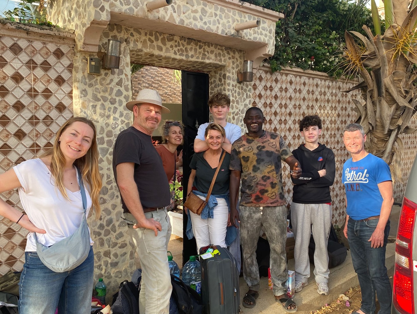 David et Céline et leurs amis sont arrivés ce week-end à Nianing. Ils ont retrouvé nos amis sénégalais et profitent de leur séjour pour avancer les différents projets de l’association.
Ce fut notamment l’occasion de voir les femmes du village utiliser la maison de l’eau. Céline a d’ailleurs pu participer et regarder la confection de certaines tenues.
#femmes #maisondeleau #sénégal #nianing #nianingsolidaire