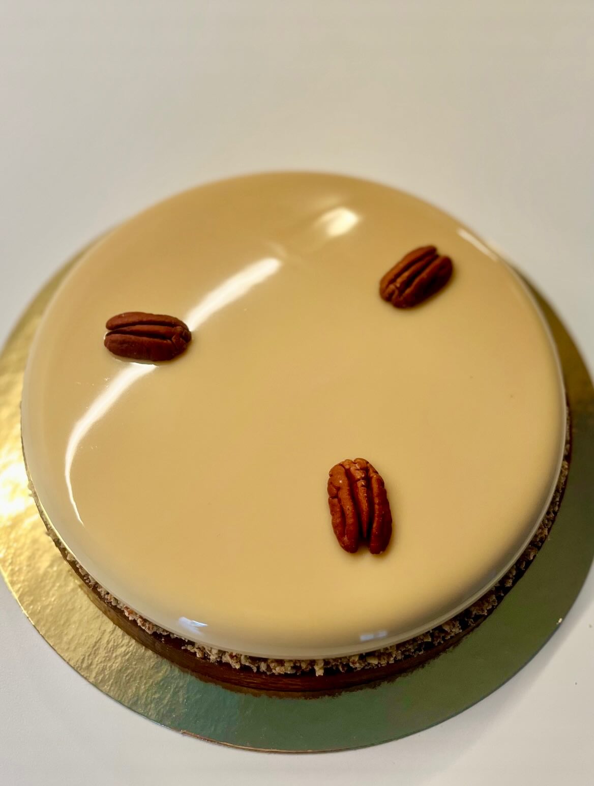 Bonjour Ă tous,
Il y a quelques semaines, jâĂ©tais Ă Lyon pour un stage aux cĂŽtĂ©s de Mehdi et de @thefrenchpatissier
Au programme : techniques, précision, équilibre⊠et beaucoup de gourmandise.
Avec mon binÎme du moment, @celiaencuisine , nous avons travaillé sur une petite pépite :
âš la tarte poire, Dulcey & poivre.
Un équilibre incroyable.
Fine, élégante, gourmande⊠avec ce petit caractÚre apporté par le poivre qui vient réveiller la douceur du chocolat Dulcey.
Impossible de ne pas la refaire.
Je lâai donc revisitĂ©e en format plus familial, diamĂštre 20 cm â parce que certaines choses mĂ©ritent dâĂȘtre partagĂ©es (ou presque đ).
Elle se compose de :
⹠une pùte sucrée
âą une crĂšme dâamande pĂ©can
⹠une compotée de poire
⹠une ganache montée Dulcey & poivre de Kampot
Un immense merci Ă @thefrenchpatissier pour cette transmission.
Encore une crĂ©ation qui a fait lâunanimitĂ©.
La formation, câest aussi ça : apprendre, affiner, puis sâapproprier.
Belle journĂ©e Ă tous đ€
#patisserieartisanale #pecan #poire #transmission #partage