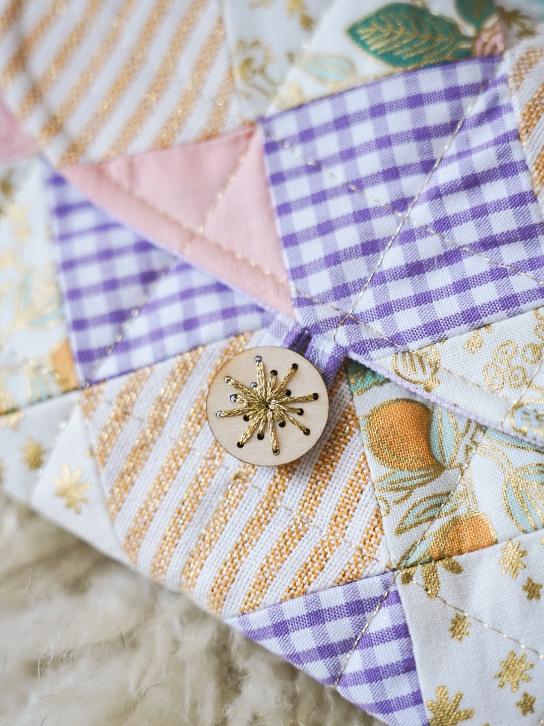 Premier essai de patchwork… et sûrement pas le dernier ✂️✨
J’avais filmé le tuto, mais ces photos étaient restées dans mon téléphone alors avant de faire un peu de tri, j’avais envie de leur laisser une place ici.
Ces petites pochettes cousues en patchwork m’ont vraiment donné le goût d’assembler les tissus autrement, de jouer avec les motifs et les couleurs. 💛
Retrouvez le tuto vidéo sur mon feed insta.
#patchworkaddict #couturecreative #patchwork #diypatchwork #couture
