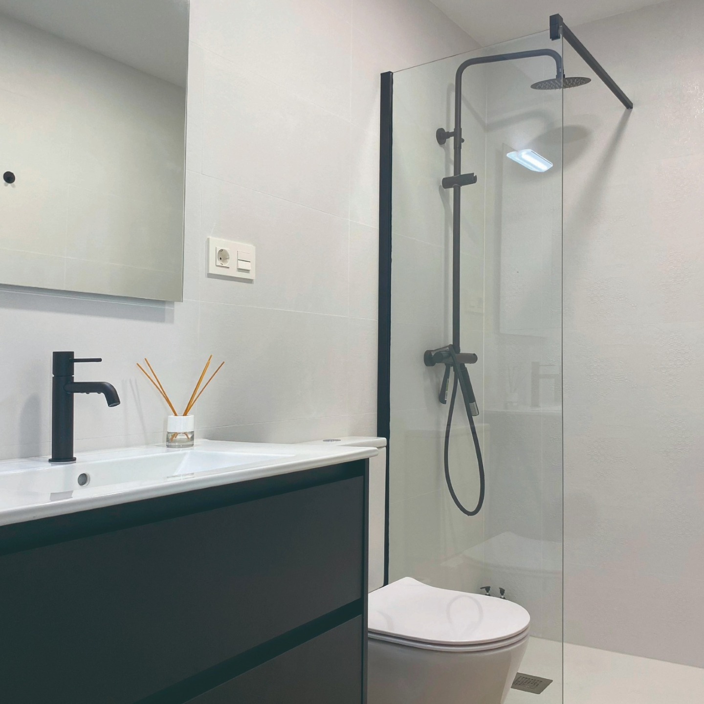 🏡 Rehabilitación integral finalizada.
La vivienda ha sido entregada y ya está funcionando al 100%.
Un hogar completamente transformado que conserva su esencia original, adaptado ahora a las necesidades actuales de los clientes.
💡 Hemos apostado por soluciones sostenibles y materiales nobles, con una ejecución que equilibra tradición y modernidad en cada detalle.
✨ La belleza puede transformar la manera en que vivimos. Por eso, nuestro trabajo se basa en escucharte, guiarte y acompañarte durante todo el proceso, para que cada decisión tenga sentido para ti.
#Rehabilitación #ArquitecturaSostenible #ViviendaRural #DiseñoConSentido #ConstrucciónResponsable #TransformaciónArquitectónica #EspacioDiseño