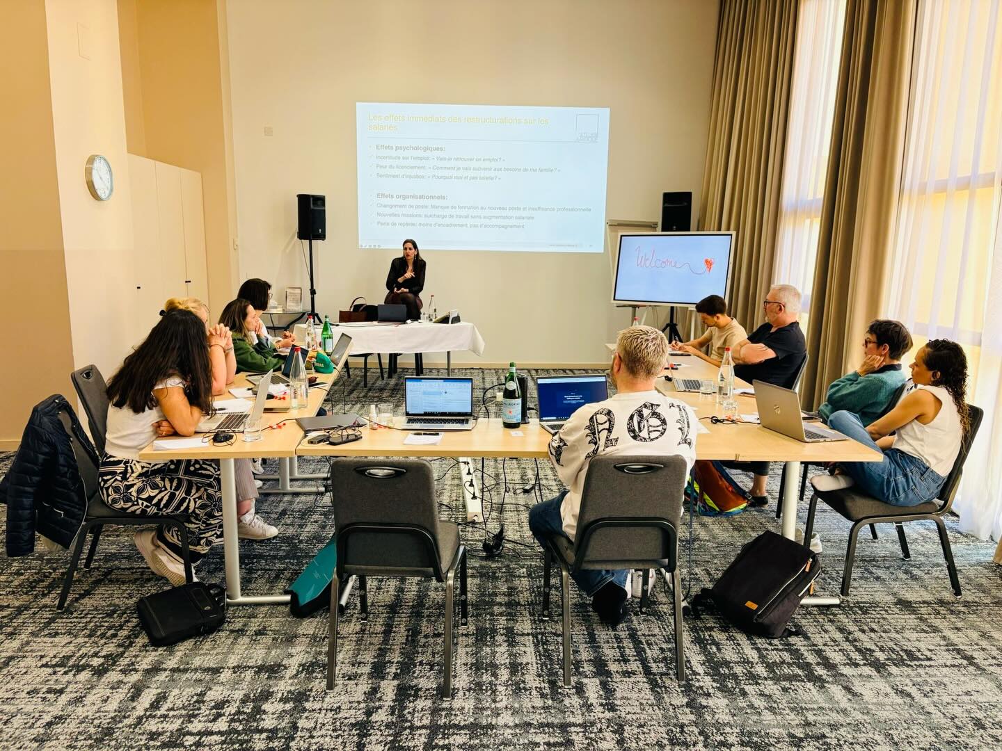 Subir une restructuration au sein de son entreprise ce n’est pas simple. En tant qu’élus au CSE, votre mission est essentielle: accompagner les salariés restants et négocier les meilleures conditions de départ possible pour les sortants.
3 jours de séminaire avec un CSE très engagé voulant être formé sur les impacts des restructurations, les risques psychosociaux qui en découlent et les techniques de négociation les plus pertinentes.
Se former, c’est s’assurer des connaissances solides en droit du travail et un aplomb certain pour mener vos négociations.
