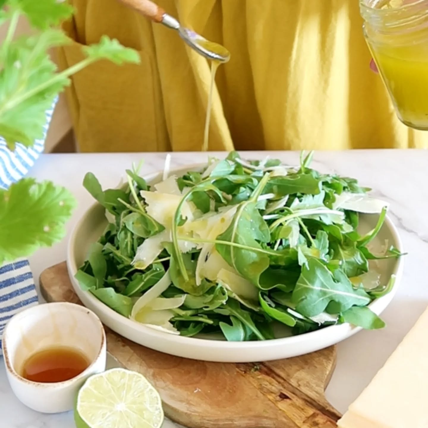 Nunca pensé que esta receta, que tanto hago en casa y que es tan simple, os gustaría tanto.Te la vuelvo a dejar por aquí por si no la viste en su momento; es perfecta si te apetece preparar algo rápido, pero lleno de sabor y color. 🥗Como siempre, tenéis el paso a paso detallado en el blog.🔗 Tienes el enlace directo en mi biografía o puedes buscarla en lohecocinadoyo.com como "Ensalada de Rúcula".Cuéntame, ¿eres de ensaladas todo el año o solo cuando aprieta el calor?Te leo abajo. 👇#lohecocinadoyo #recetasfaciles #ensaladasaludable #cocinacercana #foodstagram