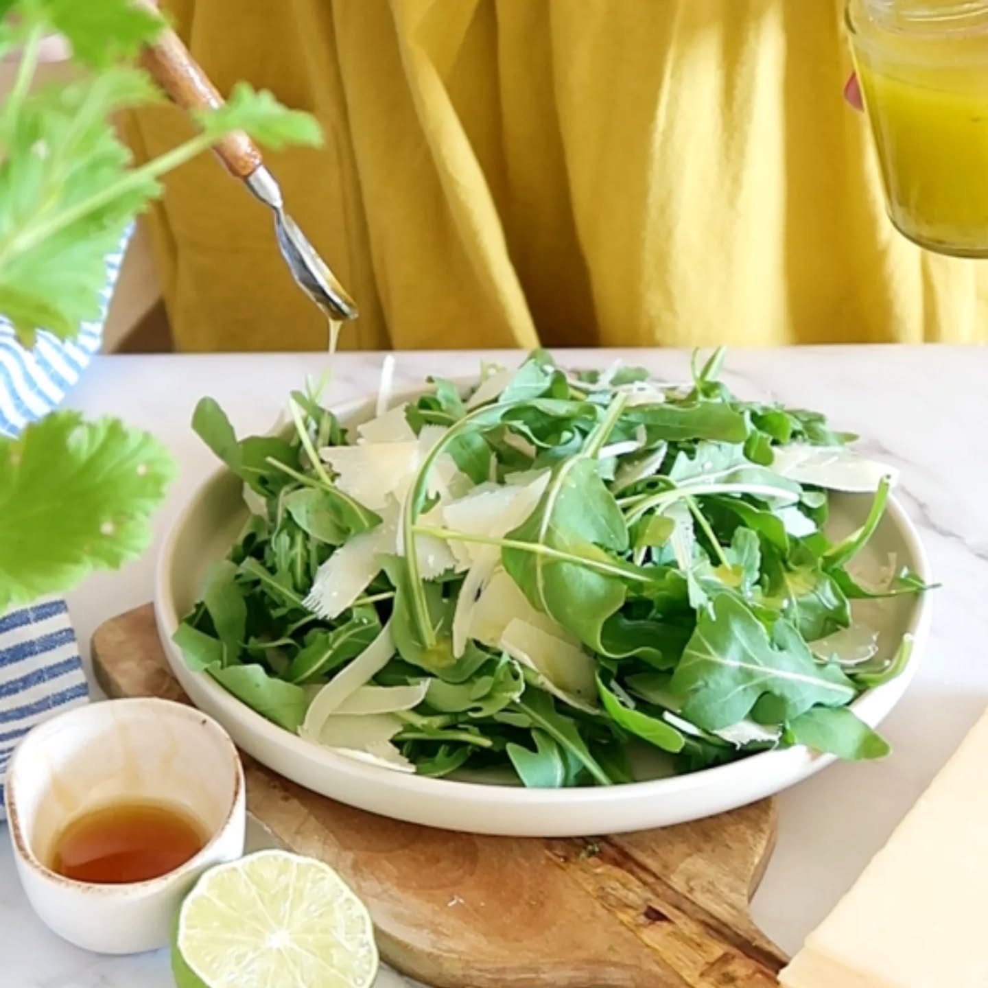 Nunca pensé que esta receta, que tanto hago en casa y que es tan simple, os gustaría tanto.Te la vuelvo a dejar por aquí por si no la viste en su momento; es perfecta si te apetece preparar algo rápido, pero lleno de sabor y color. 🥗Como siempre, tenéis el paso a paso detallado en el blog.🔗 Tienes el enlace directo en mi biografía o puedes buscarla en lohecocinadoyo.com como "Ensalada de Rúcula".Cuéntame, ¿eres de ensaladas todo el año o solo cuando aprieta el calor?Te leo abajo. 👇#lohecocinadoyo #recetasfaciles #ensaladasaludable #cocinacercana #foodstagram