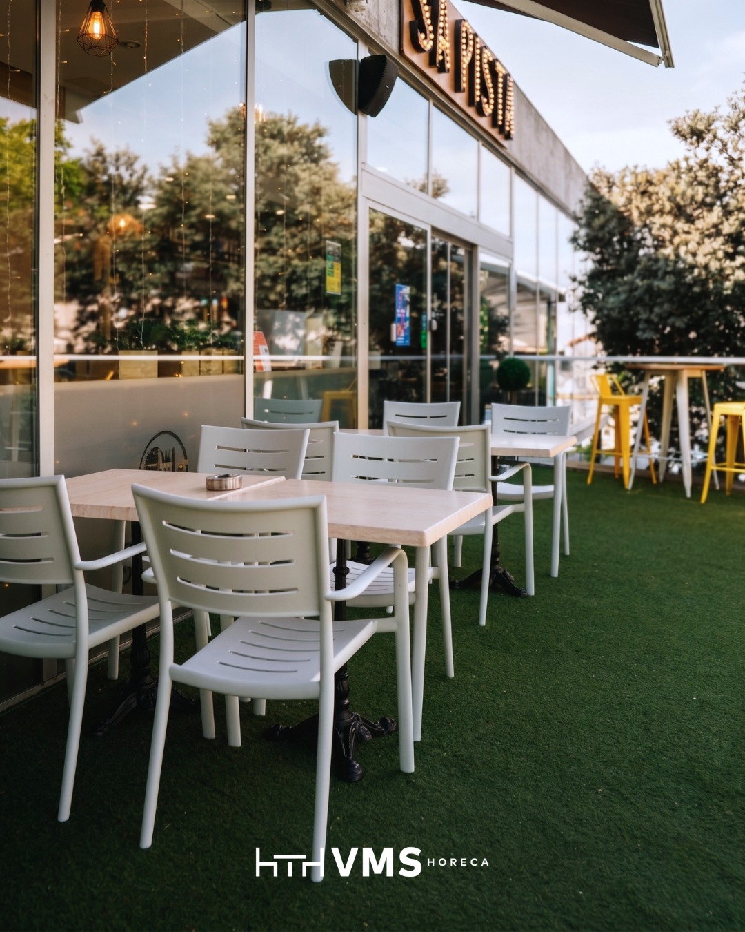 Elegancia, comodidad y diseño. 🤍 Nuestra Silla Creta Blanca aporta luminosidad y estilo contemporáneo a cualquier espacio, como en el @restaurantesapista. ¡Gracias por vuestra confianza!✨ ¿Quieres renovar la imagen de tu restaurante, hotel o evento? Escríbenos y diseñemos juntos.#VMSHoreca #MobiliarioHostelería #DiseñoDeInteriores #RestaurantDesign #sillasdeexterior