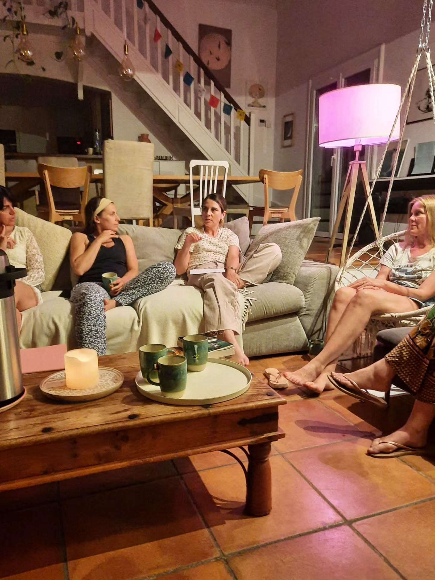 Retour en images sur la dernière retraite Bloom avec Karen @lacabane.yoga.studio
Pendant 4 jours, 9 participantes se sont réunies autour de Karen pour fêter le printemps 🌱 Au programme : pratique du yoga, lien avec la nature avec un bel atelier jardinage guidé par Armelle de la pépinière @lepiedelaplante.
La Villa Jema a accueilli les énergies lumineuses de ce groupe avec des partages, des rires, des émotions et beaucoup de bonne humeur.
Quoi de mieux pour fêter le printemps 🌺 ?
Merci à Karen pour sa confiance renouvelée. Un beau moment comme la Villa Jema aime en accueillir.