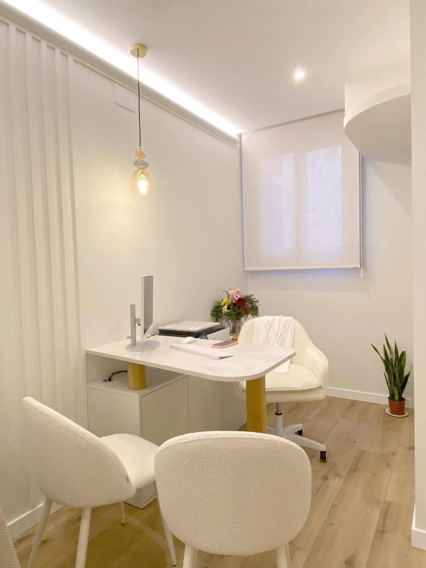 ✨ Nuevo proyecto en📍 Fraga ✨
🤍 Os presentamos Studio Dona, un nuevo espacio dedicado al bienestar y al cuidado integral de la mujer, donde se combinan disciplinas como el pilates, la nutrición y el cuidado de uñas en un entorno pensado para sentirse bien por dentro y por fuera.
📐 Desde nuestro despacho de arquitectura hemos acompañado este proyecto en todas sus fases, desarrollando el diseño, la licencia de actividad y la ejecución integral de la obra para transformar el local en un espacio funcional, acogedor y coherente con la identidad de la marca.
💡 La cuidada combinación de iluminación, materiales y una paleta cromática suave y armoniosa contribuye a generar una atmósfera serena y acogedora. La iluminación indirecta, integrada en el diseño del espacio, aporta calidez y confort visual, mientras que las soluciones constructivas y los materiales seleccionados mejoran significativamente el confort acústico.
🔇 La reducción del ruido exterior y el control de la reverberación eran aspectos clave del proyecto, especialmente en un espacio dedicado al bienestar, donde la tranquilidad, la concentración y la desconexión forman parte de la experiencia.
🧘♀️🥗💅 Cada elemento ha sido diseñado para favorecer la desconexión del ritmo cotidiano y ofrecer un entorno donde centrarse en el movimiento consciente, el cuidado personal y la salud. Un espacio que invita a dedicar tiempo a una misma, trabajando la fuerza, la flexibilidad y la tonificación del cuerpo, incorporando hábitos saludables a través de la nutrición y disfrutando de momentos de autocuidado.
🙏 Gracias a @studiodonafraga por confiar en nosotros para dar forma a este proyecto tan especial. 🤍
#ArquitecturaConSentido #Bienestar #DiseñoDeInteriores #ReformaIntegral #EspacioDiseño