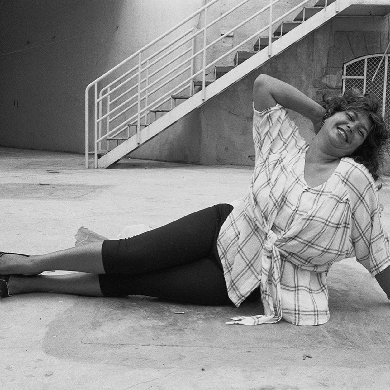 ANNA TURBAU,
PIONERA DEL FOTOPERIODISME CATALÀ 📸
📸 El @palaurobertcat inaugura l’exposició “Anna Turbau. En veu pròpia”, que recupera els treballs més reconeguts de la fotògrafa i descobreix col·leccions d’imatges inèdites d’aquesta pionera del fotoperiodisme català
📸 La mostra, que es podrà visitar del 15 de juny al 30 d’agost, repassa una obra marcada pel compromís social i la voluntat de denúncia, que va contribuir a visibilitzar les mobilitzacions i la lluita per les llibertats, amb un llenguatge renovat i militant, allunyat del documentalisme més humanista practicat per bona part de la generació dels seixanta.
📸 L’exposició reuneix algunes de les seves fotografies més icòniques de Barcelona i Galícia, testimonis de les mobilitzacions socials i polítiques dels darrers anys del franquisme i de tota la Transició –com les protestes contra la construcció de l’AP-9, els piquets de Guísamo o les mobilitzacions arran del naufragi del Marbel– i descobreix una extensa selecció d’imatges inèdites –com les comunitats gitanes de Ripollet, les internes del centre penitenciari de dones de Wad-Ras, l’actuació d’Ella Fitzgerald al Festival de Jazz de Barcelona a mitjans dels anys setanta, la primera Diada de Catalunya després del franquisme o el referèndum per l’aprovació de la Constitució a Barcelona–, entre moltes d’altres.
📸 Anna Turbau. En veu pròpia” està comissariada per @adrapallon, @mariaplanasaguera i @silomedes, de la Fundació Photographic Social Vision, i organitzada pel Palau Robert, juntament amb la Fundació Photographic, amb la col·laboració del Centre Internacional de Fotografia Fundació Toni Catany i el Consello da Cultura Galega.
#fotografia #fotografiadocumental #work
📸📸📸🖤🖤