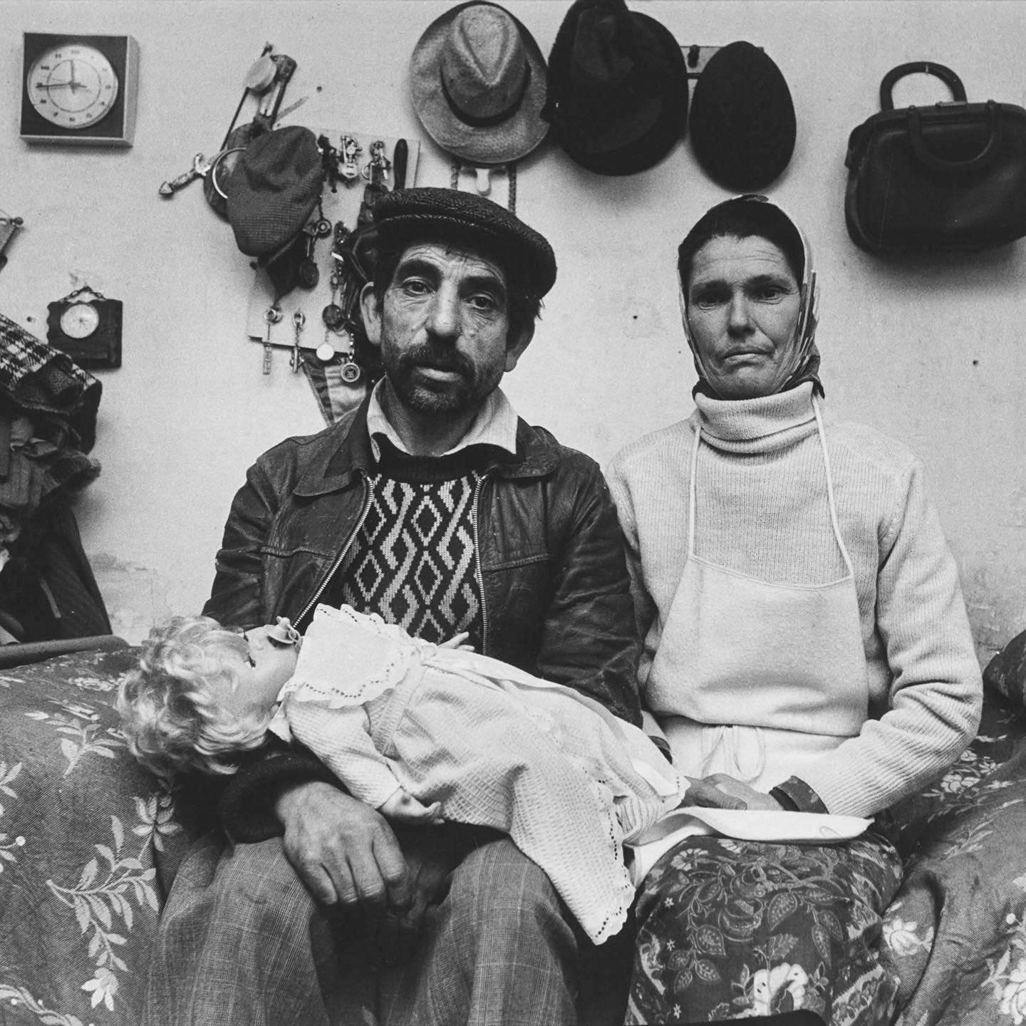 ANNA TURBAU,
PIONERA DEL FOTOPERIODISME CATALÀ 📸
📸 El @palaurobertcat inaugura l’exposició “Anna Turbau. En veu pròpia”, que recupera els treballs més reconeguts de la fotògrafa i descobreix col·leccions d’imatges inèdites d’aquesta pionera del fotoperiodisme català
📸 La mostra, que es podrà visitar del 15 de juny al 30 d’agost, repassa una obra marcada pel compromís social i la voluntat de denúncia, que va contribuir a visibilitzar les mobilitzacions i la lluita per les llibertats, amb un llenguatge renovat i militant, allunyat del documentalisme més humanista practicat per bona part de la generació dels seixanta.
📸 L’exposició reuneix algunes de les seves fotografies més icòniques de Barcelona i Galícia, testimonis de les mobilitzacions socials i polítiques dels darrers anys del franquisme i de tota la Transició –com les protestes contra la construcció de l’AP-9, els piquets de Guísamo o les mobilitzacions arran del naufragi del Marbel– i descobreix una extensa selecció d’imatges inèdites –com les comunitats gitanes de Ripollet, les internes del centre penitenciari de dones de Wad-Ras, l’actuació d’Ella Fitzgerald al Festival de Jazz de Barcelona a mitjans dels anys setanta, la primera Diada de Catalunya després del franquisme o el referèndum per l’aprovació de la Constitució a Barcelona–, entre moltes d’altres.
📸 Anna Turbau. En veu pròpia” està comissariada per @adrapallon, @mariaplanasaguera i @silomedes, de la Fundació Photographic Social Vision, i organitzada pel Palau Robert, juntament amb la Fundació Photographic, amb la col·laboració del Centre Internacional de Fotografia Fundació Toni Catany i el Consello da Cultura Galega.
#fotografia #fotografiadocumental #work
📸📸📸🖤🖤