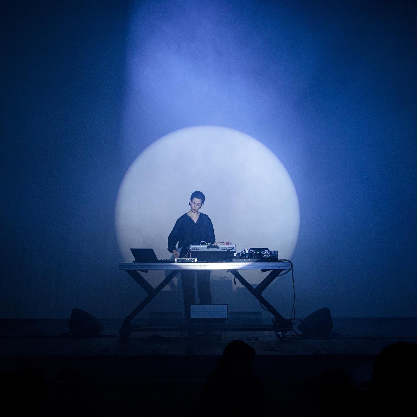 EUFÒNIC 2026
15 ANYS D’ART I PAISATGE 🌾
🌾 @eufonic_fest celebra 15 anys d’avantguarda audiovisual, experimentació musical i accions artístiques entre Amposta i el Delta de l’Ebre
🌾 Del 16 al 18 de juliol, el festival d’arts sonores, visuals i digital-performatives de Terres de l’Ebre, celebra el seu cap de setmana central amb més de 40 artistes que convertiran Amposta i el Delta de l’Ebre –epicentres del festival– en l’escenari d’espectacles audiovisuals immersius, instal·lacions artístiques, performances, accions sonores, peces lumíniques i música en directe.
🌾 Eufònic Pro, el vessant professional del festival, torna els dies 16 i 17 de juliol a Tortosa. Organitzat en coproducció amb el Centre d’Art i Cultura de la Diputació de Tarragona, és un espai de trobada per a professionals, artistes, gestores culturals i persones vinculades a la recerca i la creació. Tota la programació i les inscripcions, aquí.
🌾 Com a preàmbul del festival, del 9 al 12 de juliol, Pòrtic Eufònic i Eufònic Terra despleguen una programació artística gratuïta a Ulldecona, Amposta, la Sénia, Horta de Sant Joan, Arnes i Miravet, amb instal·lacions, actuacions i accions que prenen mercats, camps d’oliveres, ermites i espais patrimonials en un recorregut que culminarà al Castell de Miravet.
#eufonic2026 #terresdelebre #artiterritori
#work #musica