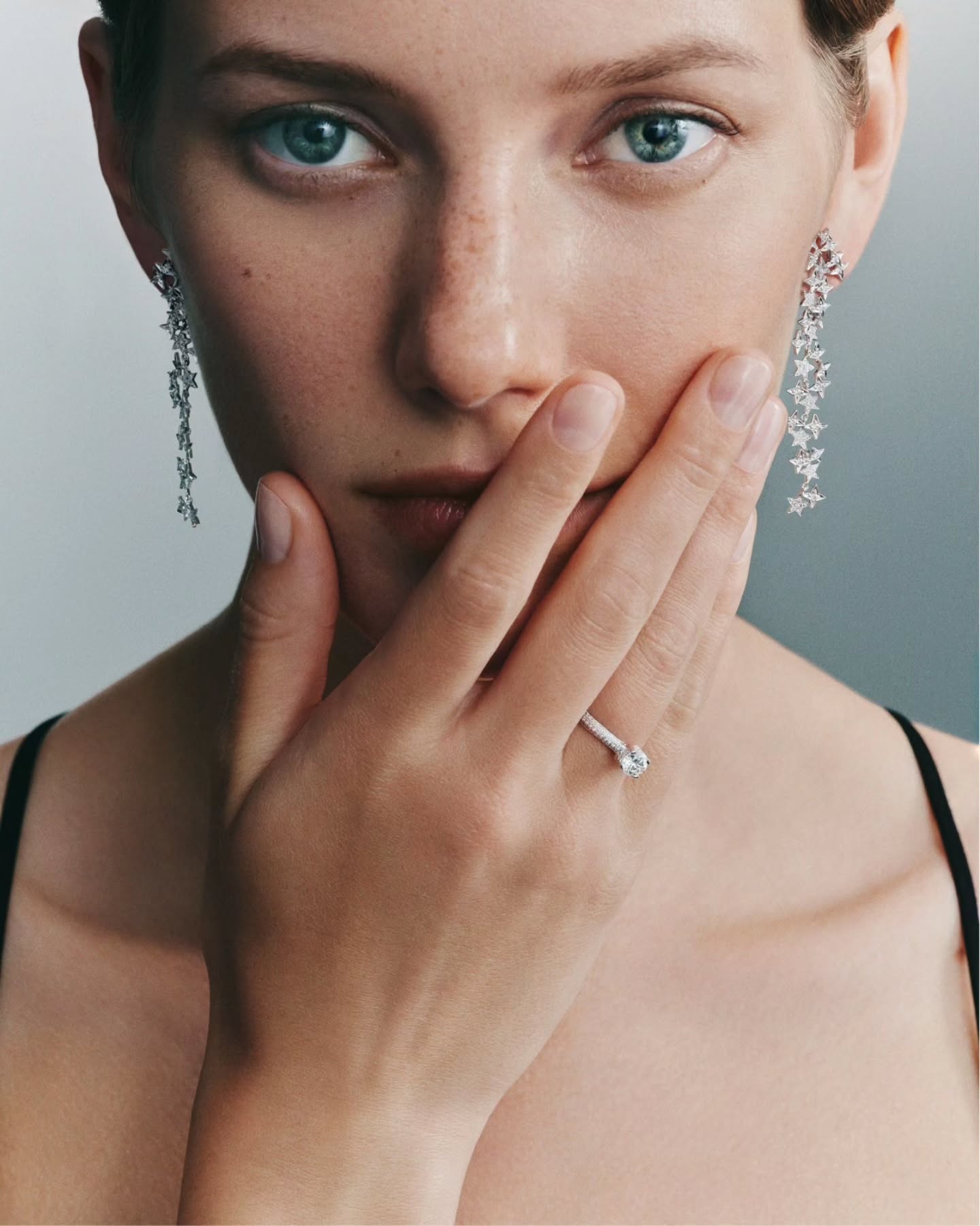 Algunas emociones son imposibles de ocultar.
La luz de una joya especial tampoco.
Como los pendientes en oro blanco y brillantes de la Colección Universo, una creación que destaca por su diseño elegante y su brillo excepcional, pensada para acompañar los momentos más importantes.
Descúbrelos en nuestras tiendas y online: perodri.es/compromiso
#PerodriJoyeros #UnMomentoInfinito #CompromisoPerodri #DiamantesPerodri