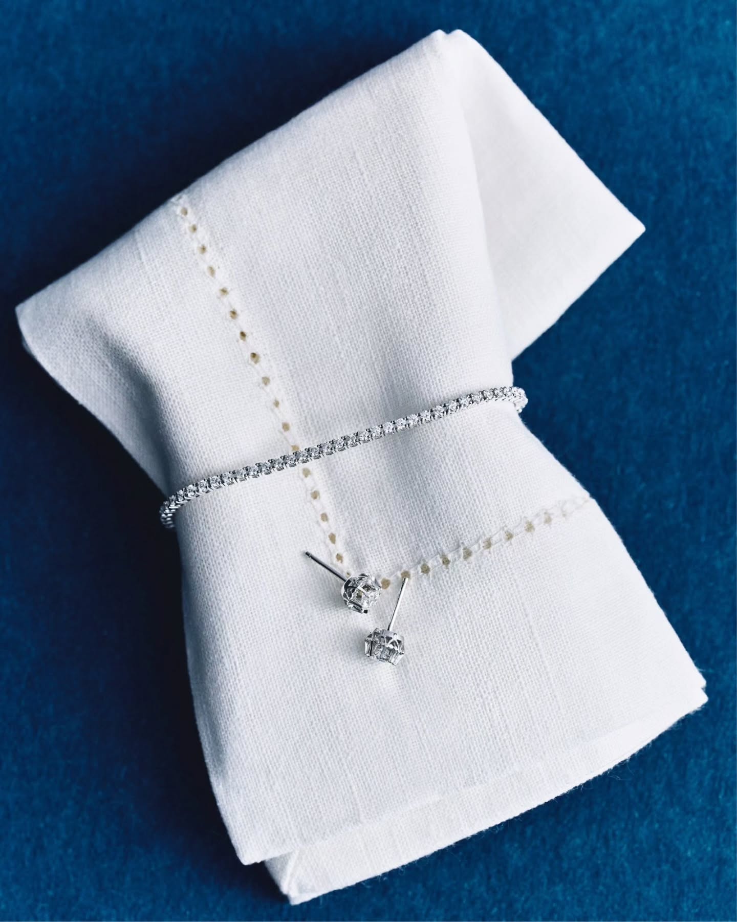 Pendientes en oro blanco y pulsera rivière con diamantes talla brillante. también en oro blanco con diamantes talla brillante.
Joyas concebidas para iluminar cada gesto, cada movimiento y cada recuerdo de ese día.
Descúbrelas en nuestras tiendas y online: perodri.es/compromiso
#PerodriJoyeros #UnMomentoInfinito #CompromisoPerodri