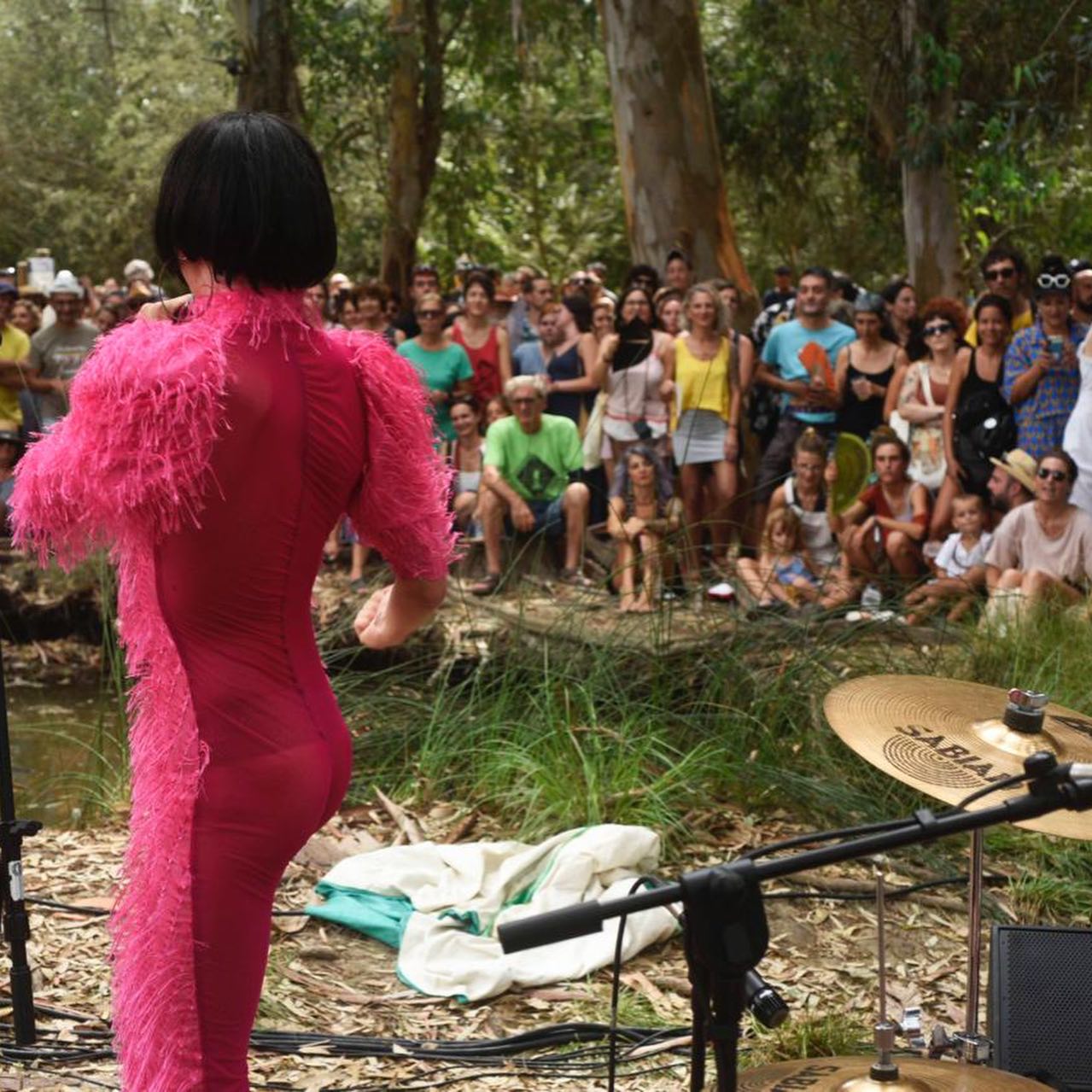 EUFÒNIC 2026
15 ANYS D’ART I PAISATGE 🌾
🌾 @eufonic_fest celebra 15 anys d’avantguarda audiovisual, experimentació musical i accions artístiques entre Amposta i el Delta de l’Ebre
🌾 Del 16 al 18 de juliol, el festival d’arts sonores, visuals i digital-performatives de Terres de l’Ebre, celebra el seu cap de setmana central amb més de 40 artistes que convertiran Amposta i el Delta de l’Ebre –epicentres del festival– en l’escenari d’espectacles audiovisuals immersius, instal·lacions artístiques, performances, accions sonores, peces lumíniques i música en directe.
🌾 Eufònic Pro, el vessant professional del festival, torna els dies 16 i 17 de juliol a Tortosa. Organitzat en coproducció amb el Centre d’Art i Cultura de la Diputació de Tarragona, és un espai de trobada per a professionals, artistes, gestores culturals i persones vinculades a la recerca i la creació. Tota la programació i les inscripcions, aquí.
🌾 Com a preàmbul del festival, del 9 al 12 de juliol, Pòrtic Eufònic i Eufònic Terra despleguen una programació artística gratuïta a Ulldecona, Amposta, la Sénia, Horta de Sant Joan, Arnes i Miravet, amb instal·lacions, actuacions i accions que prenen mercats, camps d’oliveres, ermites i espais patrimonials en un recorregut que culminarà al Castell de Miravet.
#eufonic2026 #terresdelebre #artiterritori
#work #musica