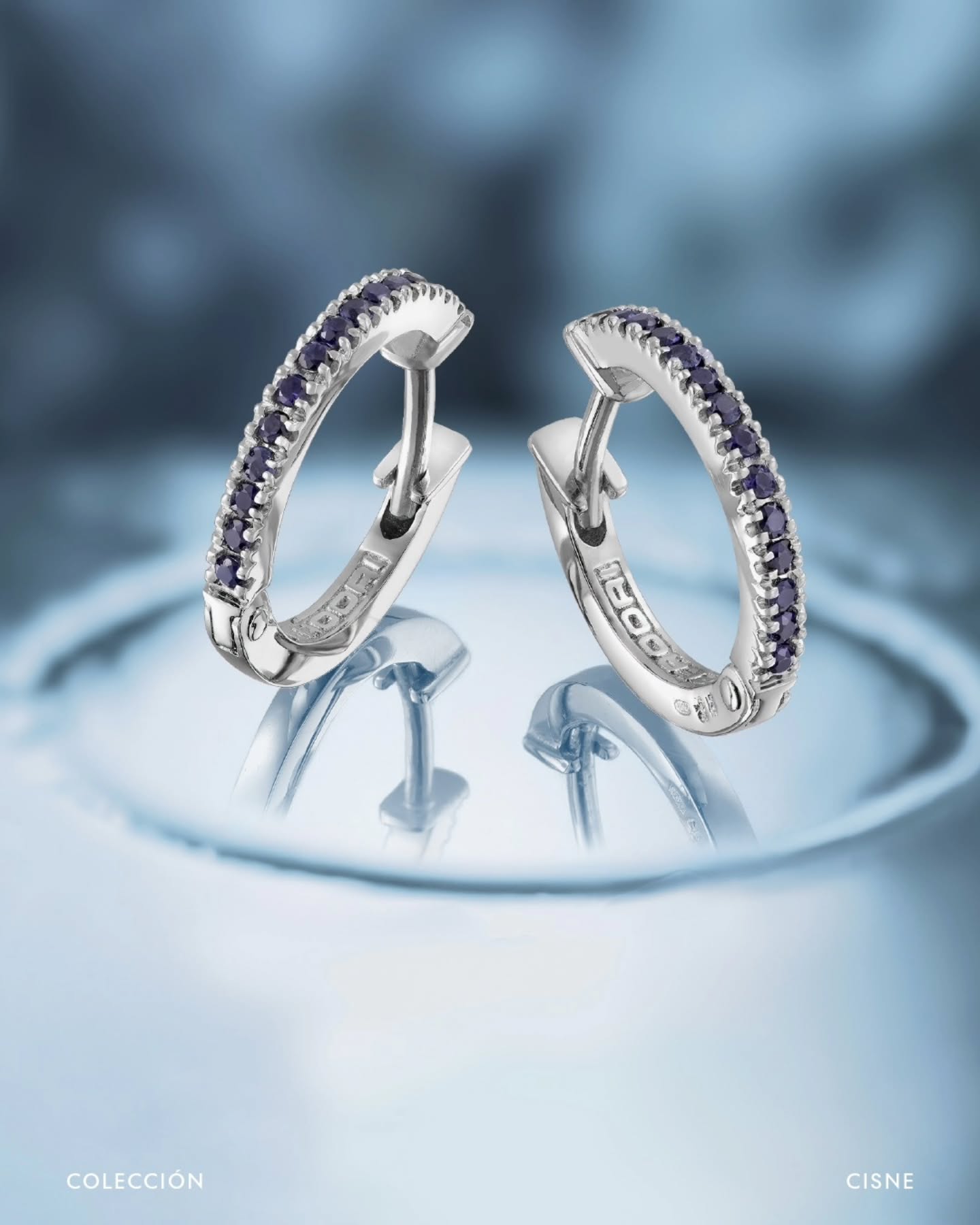 Descubre nuestros pendientes de la Colección Cisne, donde el movimiento multiplica la luz de las gemas. Zafiros, rubíes y diamantes en diálogo equilibrado con la calidez del oro rosa.
#PerodriJoyeros #ColecciónCisne #AltaJoyería