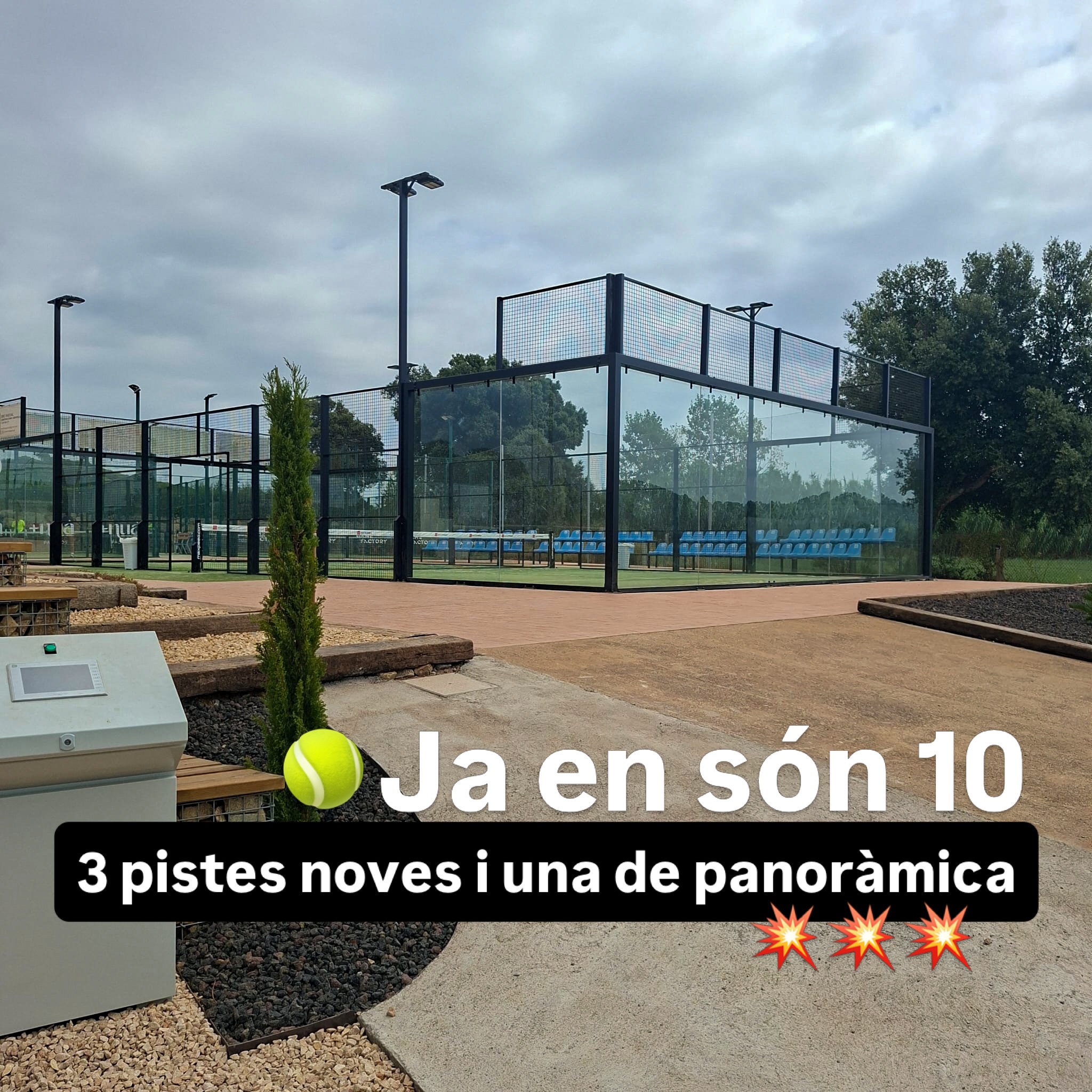 Ja les podeu trepitjar.
Tres pistes de pàdel noves i una que hem reformat sencera: ara és panoràmica, sense pals enmig dels vidres. Res no et talla la vista quan segueixes la bola, i des de fora es veu el partit com no s’havia vist mai aquí.
Amb aquestes, ja en són deu.
Més hores disponibles, més partits possibles i menys “avui no hi ha lloc” un dissabte al matí. La resta no canvia: la gent de sempre i la terrassa quan s’acaba el partit.
Veniu a estrenar-les. Comenteu JUGAR i us passem la disponibilitat per WhatsApp.
Club Tennis Costa Brava · Mont-ras
El teu club. La teva gent. El teu lloc.