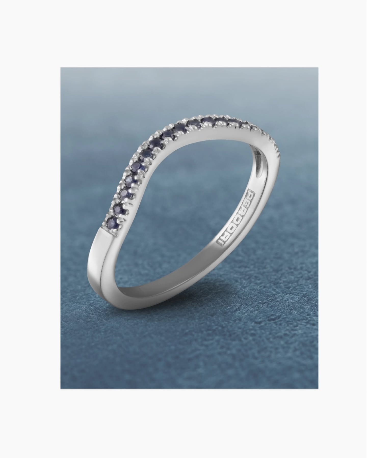 Color, luz y movimiento combinados en este delicado diseño en oro blanco. El zafiro y el diamante recorren una sortija de líneas suaves y depuradas, pensadas para acompañarte cada día.
#PerodriJoyeros #ColecciónCisne #AltaJoyería