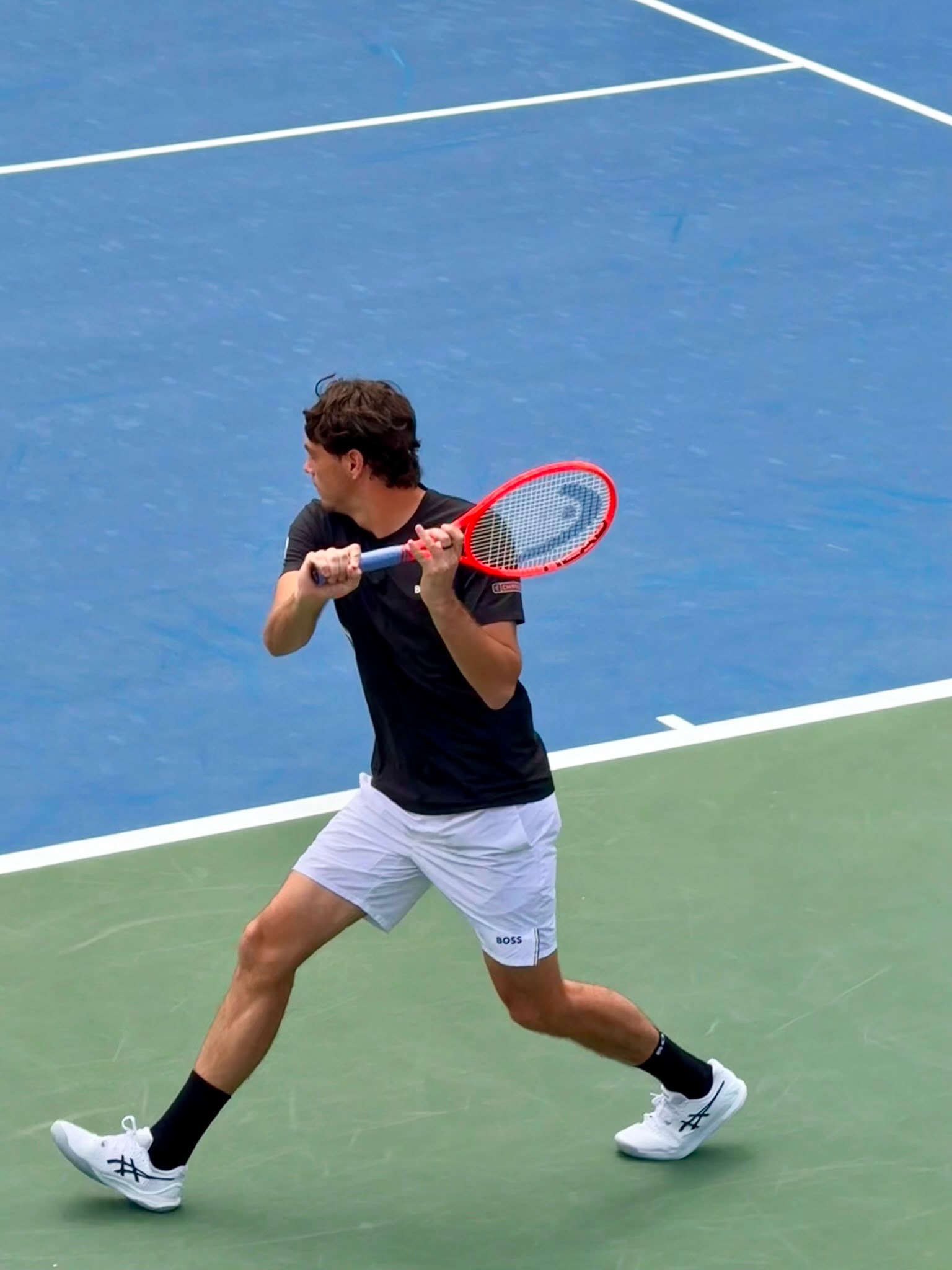 Nova York, grades del US Open.
L’Adrià, de l’escola de tennis del CTCB, no ha anat només a veure el partit: hi ha anat a estudiar-lo. Llibreta a la mà, seguint cada cop de Taylor Fritz, un dels seus jugadors preferits.
Així també s’aprèn a jugar: mirant, prenent nota, volent millorar una mica cada dia.
De les pistes del club a les grades del US Open, la mateixa passió.
El teu fill també somia en gran amb la raqueta a la mà? Descobreix l’escola de tennis del club. Info i places → enllaç a la bio / DM.