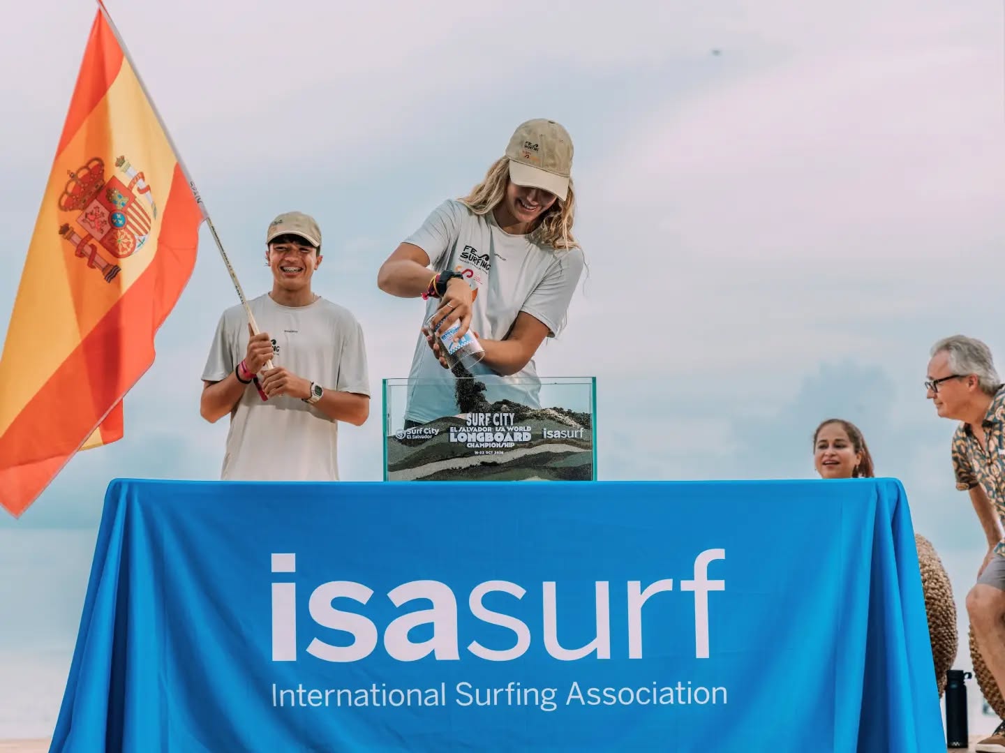 🌊 ¡ARRANCA EL MUNDIAL DE LONGBOARD EN EL SALVADOR!
¡Todo preparado para el debut del Team España en el 2026 ISA World Longboard Championship!
Después de varios días de entrenamientos, adaptación a las olas de El Sunzal y trabajo técnico, nuestros cuatro representantes afrontan hoy sus primeras mangas del Mundial.
🇪🇸 HORARIOS TEAM ESPAÑA
🗓️ Sábado 17 de octubre · Hora peninsular española
OPEN MASCULINO
16:45 h - @martinslide1
Ronda 1 · Manga 6
18:30 h - @nico_nikidora
Ronda 1 · Manga 11
OPEN FEMENINO
22:42 h - @ela_arte
Ronda 1 · Manga 6
00:27 h - @julieta_rovimar
Ronda 1 · Manga 11 (domingo 18)
Los horarios son orientativos y pueden sufrir modificaciones por parte de la organización.
📍 El Sunzal · El Salvador
🏆 ISA World Longboard Championship 2026
📅 Hasta el 22 de octubre
📺 Sigue la competición en directo a través de @isasurfing y toda la actualidad de nuestros deportistas en nuestros canales oficiales.
¡Vamos Team!🇪🇸🔥
#FS26 #TeamEspaña #FESurfing #ISAWLSC #Longboard
@coe_es
@deportegob
@surfingpuntoes_
@iberdrola
@federacionasturianadesurfing
@federacion_melillense_surf
@fgsurf
@federacion_surf_region_murcia
@fsurfcat
@fecansurf
@fedcantabrasurf
@siroko
@isasurfing